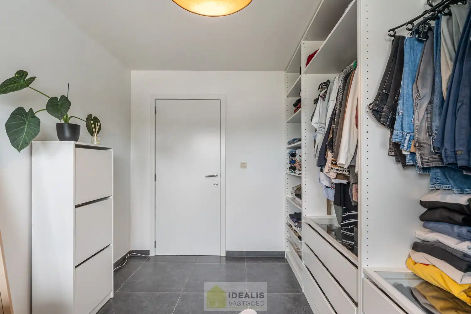 IDEALIS VASTGOED – GELIJKVLOERSE KANTOORRUIMTE MET BOVENLIGGEND APPARTEMENT OP EEN ZICHTLOCATIE IN DIEPENBEEK! Deze gelijkvloerse kantoorruimte van + - 105m² met bovenliggend apart toegankelijk appartement van + - 97 m² met zeer ruim terras is gelegen langs de Steenweg in Diepenbeek en heeft ruim voldoende parkeergelegenheid op eigen terrein. De perfecte zet voor zij die op zoek zijn naar een interessante investering op een zichtlocatie! foto 25