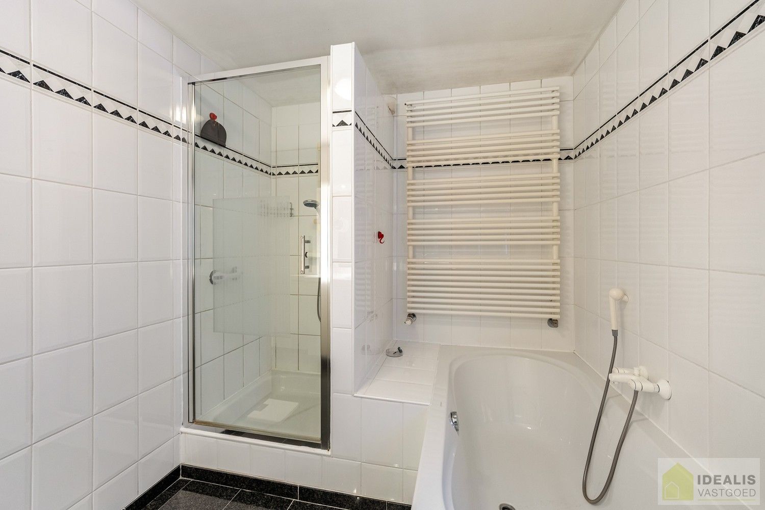 IDEALIS VASTGOED - Aangenaam instapklaar duplexappartement met winkelruimte/werkatelier te Opitter, Bree. Dit ruime duplexappartement omvat +-140 m² netto bewoonbare oppervlakte. Dit multifunctionele pand biedt tal van mogelijkheden dankzij de winkelruimte/het werkatelier van maar liefst +-200m² die vroeger dienst deed als slagerij. Uiterst geschikt voor kandidaten op zoek naar een instapklare woonruimte mét handelsruimte op een gunstige locatie midden in hartje Opitter, Bree! Mogelijkheid wijziging tot ééngezinswoning mits het verkrijgen van een omgevingsvergunning. foto 15