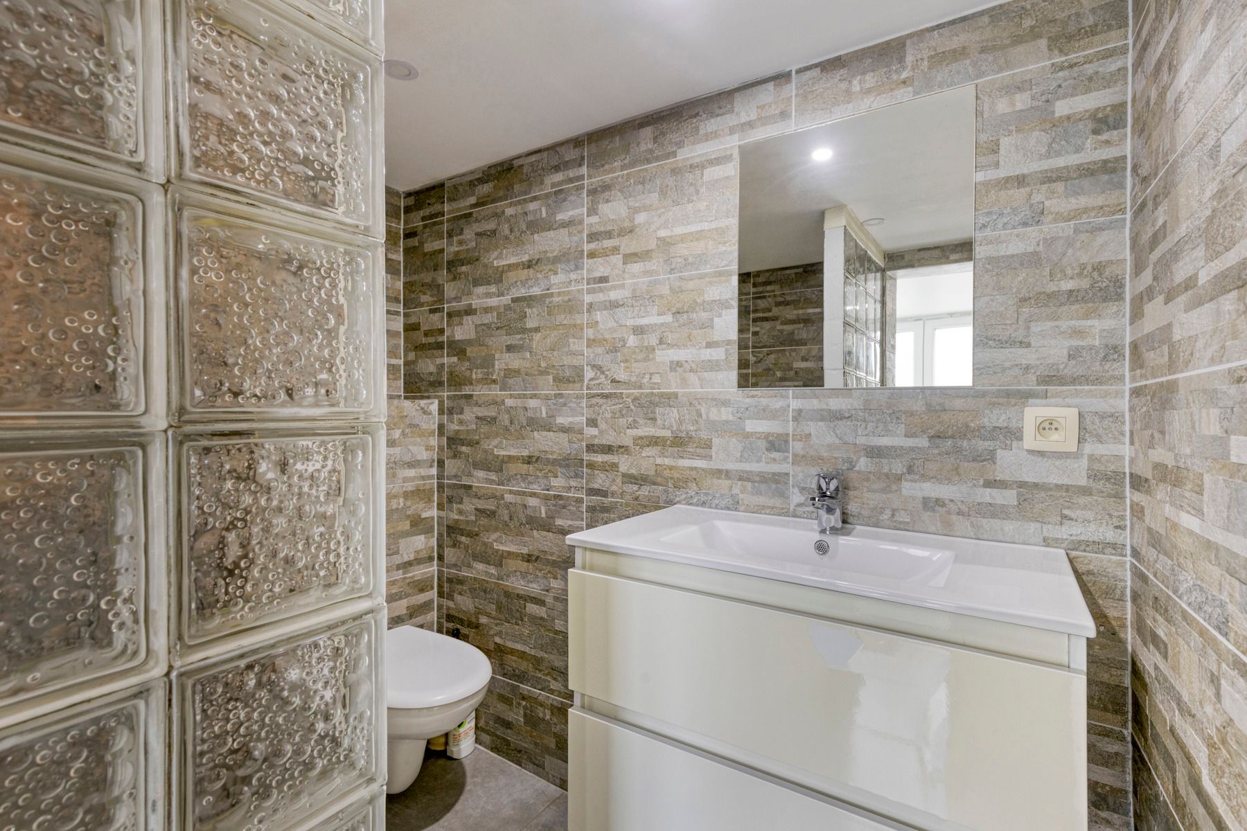 HOB met 4 slaapkamers, oprit en klein tuintje foto 8