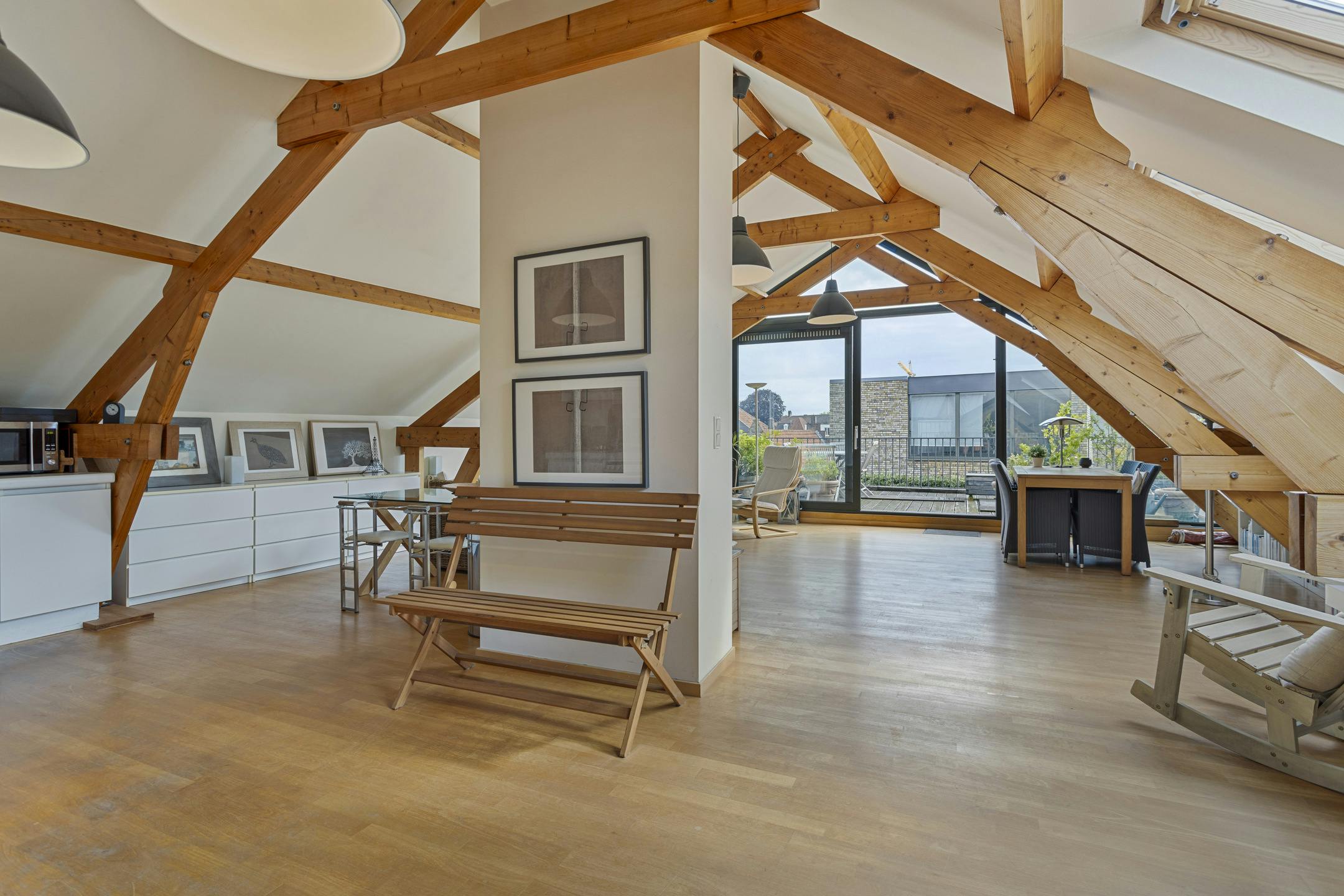 Ruim, lichtrijk appartement met twee slaapkamers te koop in Brugge foto 4