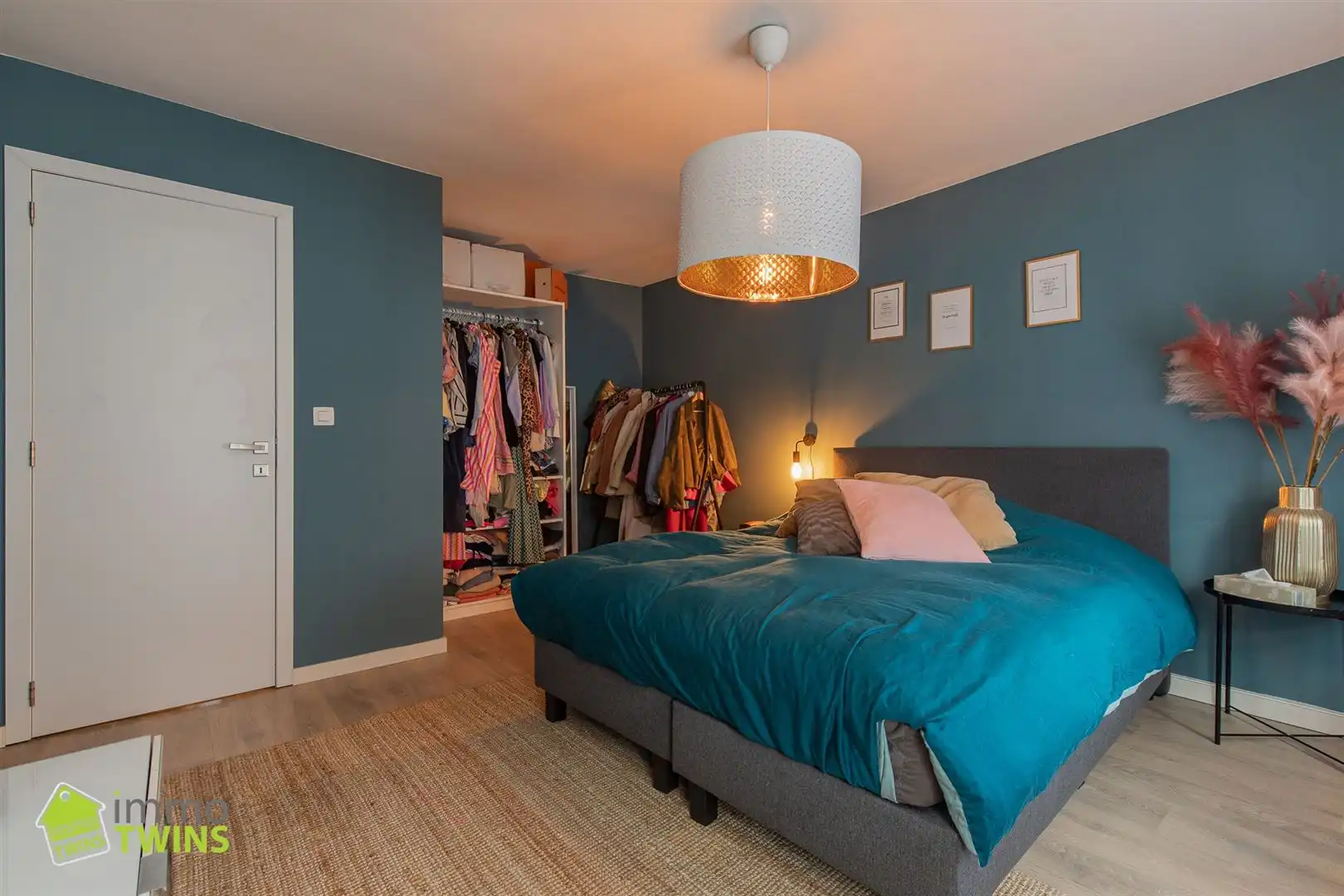 In een rustige maar toch centraal gelegen straat ontdekken we deze volledig instapklare, verrassend ruime en bijzonder energiezuinige woning foto 10