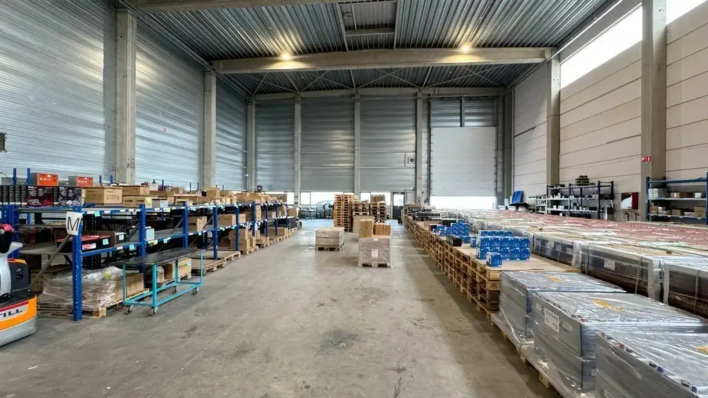 Magazijn met laadkades en kantoor te huur in Malle foto 11