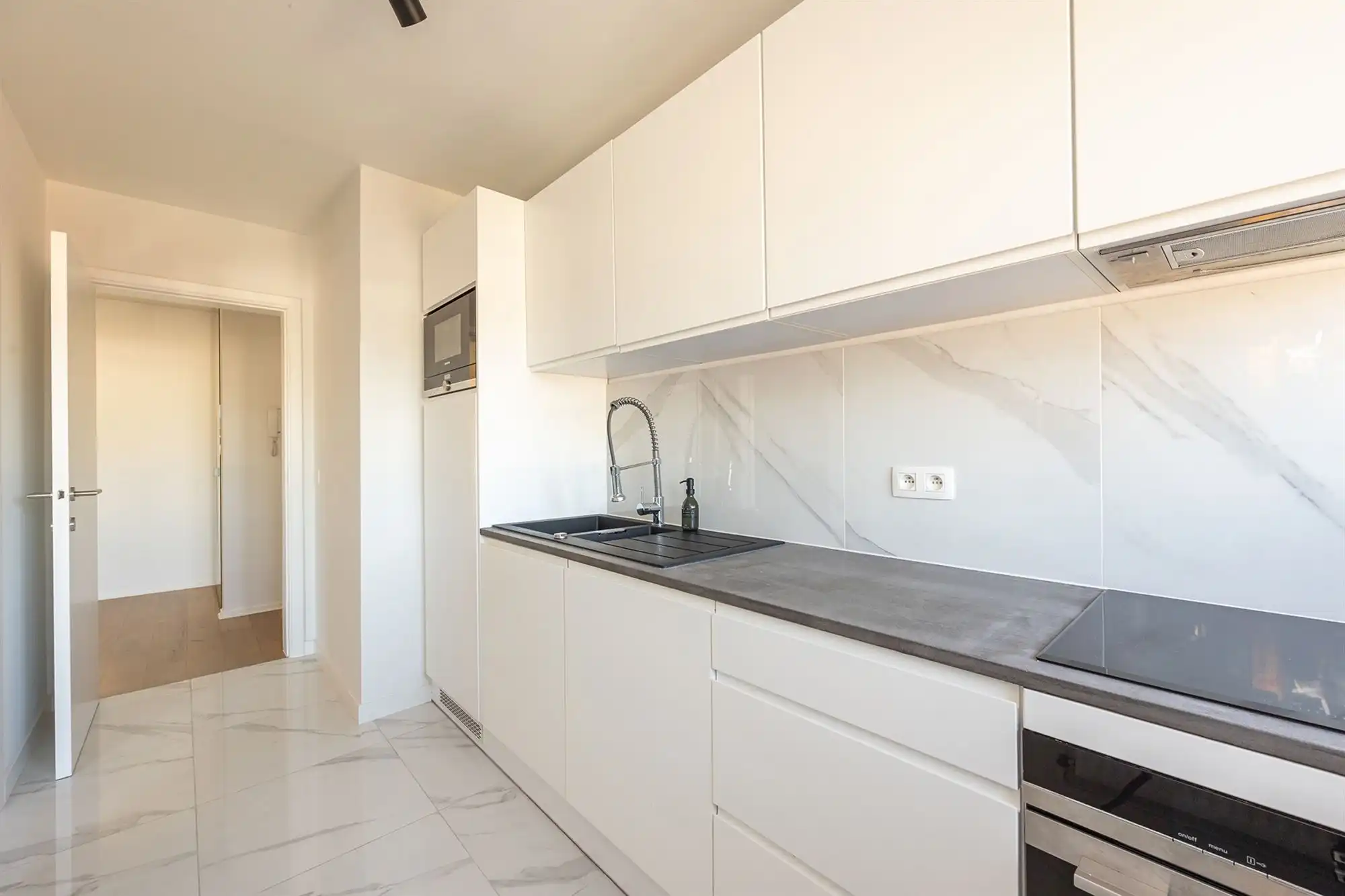 Instapklaar tweeslaapkamer appartement met terras in Deurne-Zuid foto 15