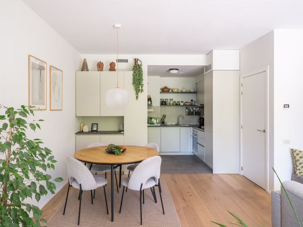 Hedendaags gelijkvloers appartement met één slaapkamer en stadstuin, gelegen in de voormalige brandweerkazerne en de vroegere kunstacademie, midden in het historisch hart van Gent. foto 5