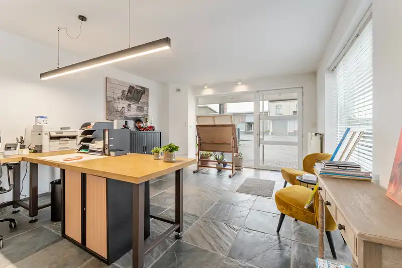Roeselare-Gits. Opportuniteit aan de Bruggesteenweg gelegen. RUIME LUXE VILLA MET MAGAZIJN & KANTOOR, 4 slaapkamers, uiterst commercieel en zichtbaar. Recent vernieuwd ! foto 5