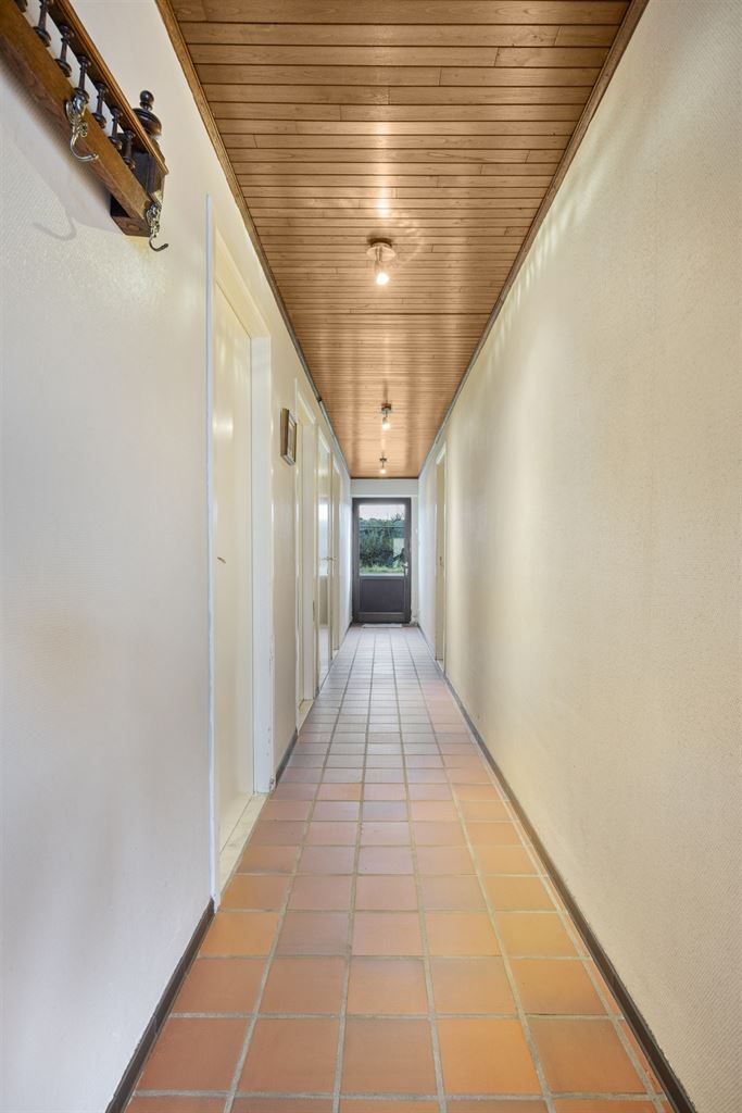 Gelijkvloerse, vrijstaande woning met 3 slaapkamers, omheinde tuin en garage op een rustige locatie nabij het centrum van Maaseik. foto 10