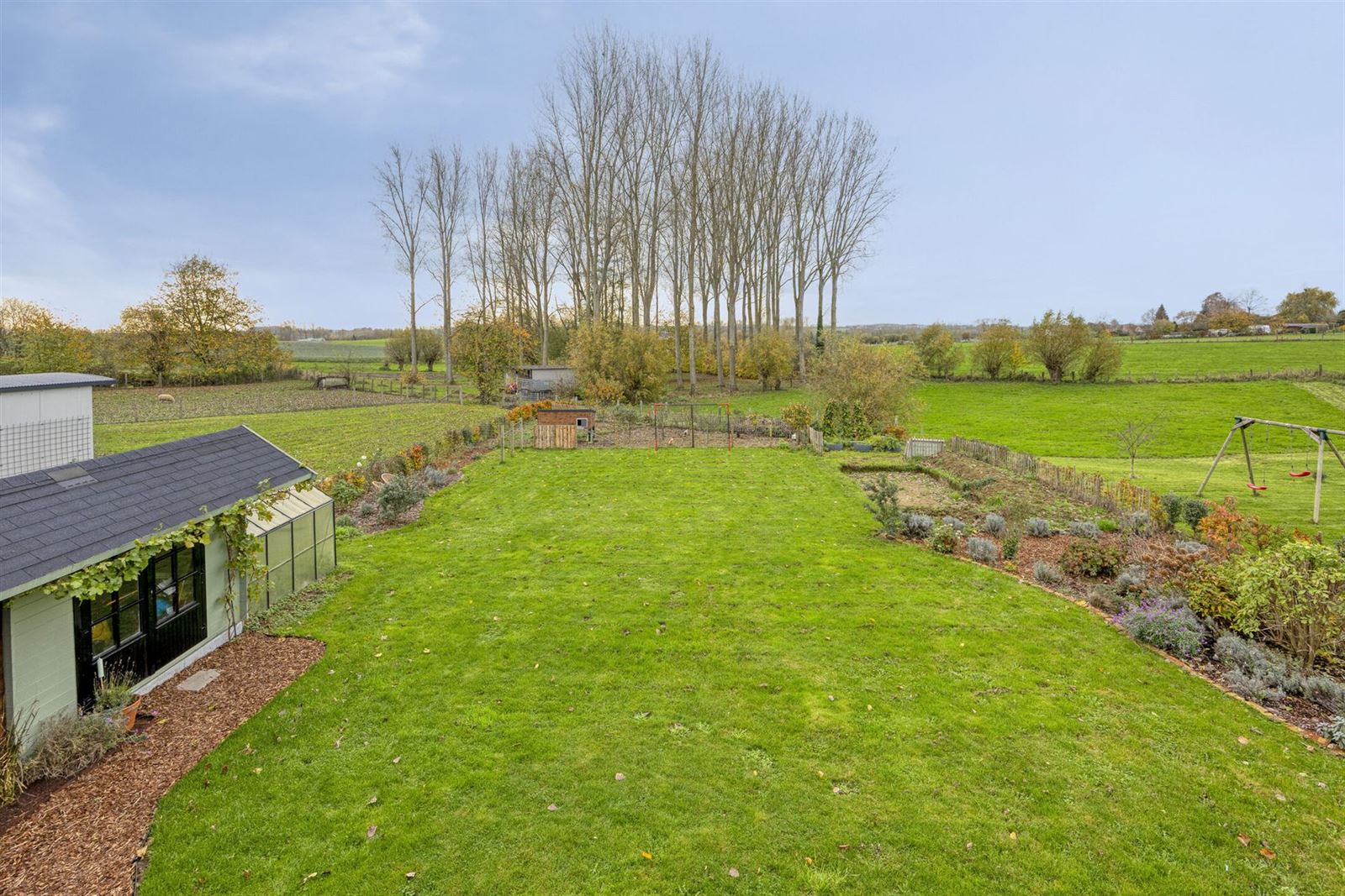 Instapklaar driegevel woning in groene omgeving foto 27