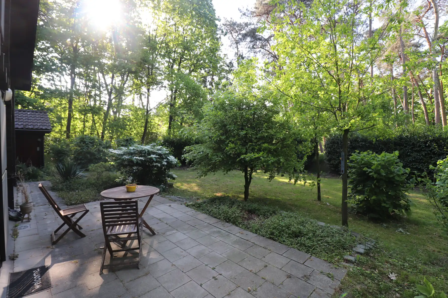 Een weekendverblijf met verdieping en met terras, carport en tuin. foto 14