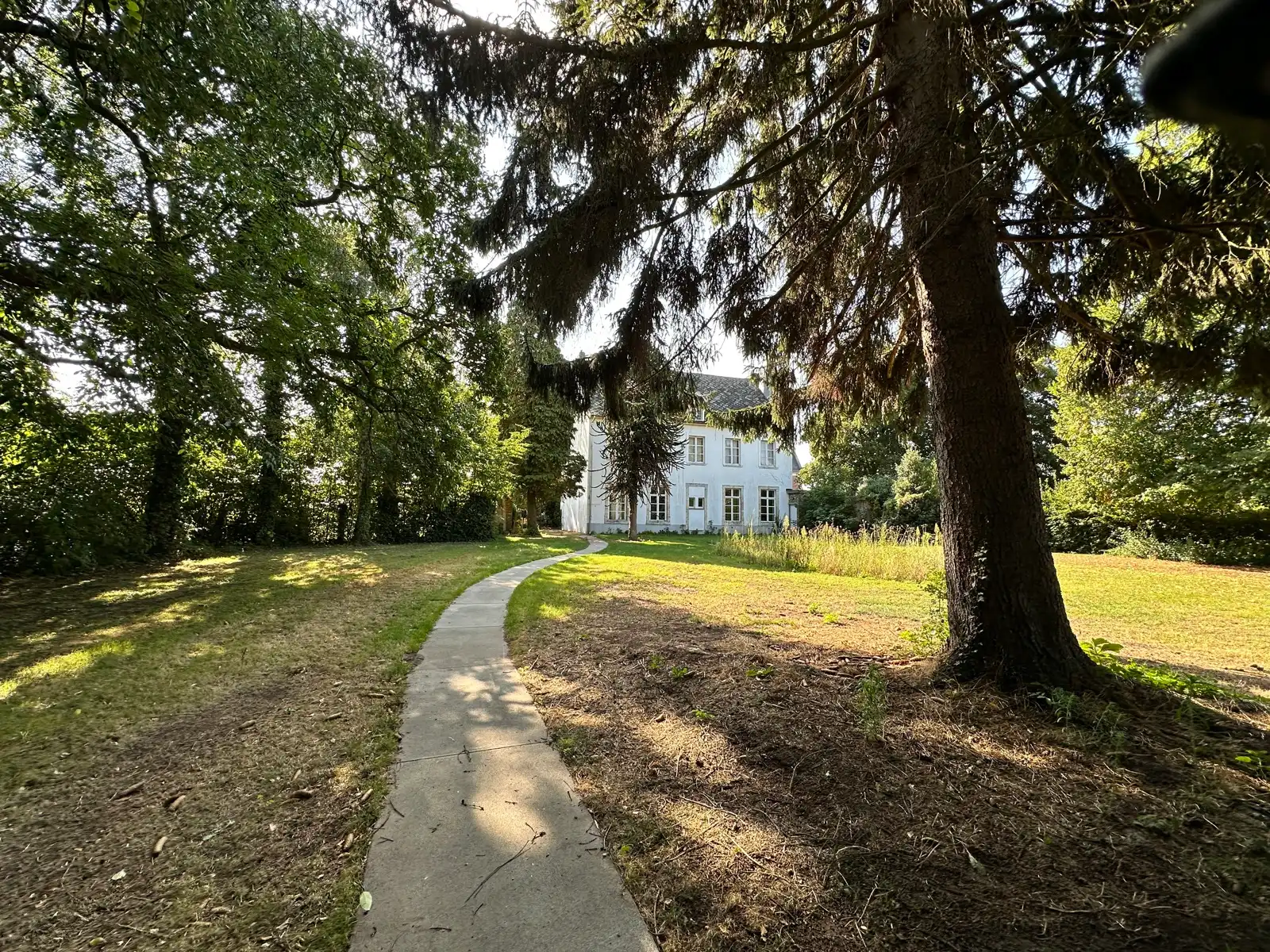 In de schaduw van de kerktoren bevindt zich deze mooie historische idyllische unieke pastorie.   foto 22