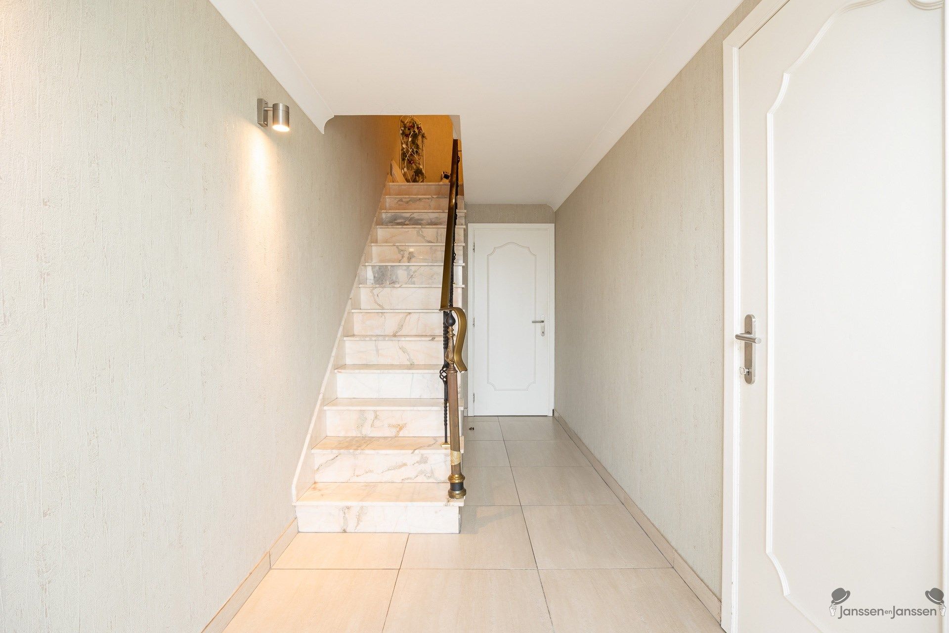 Bel-etage met 3 slaapkamers en ruime tuin foto 3