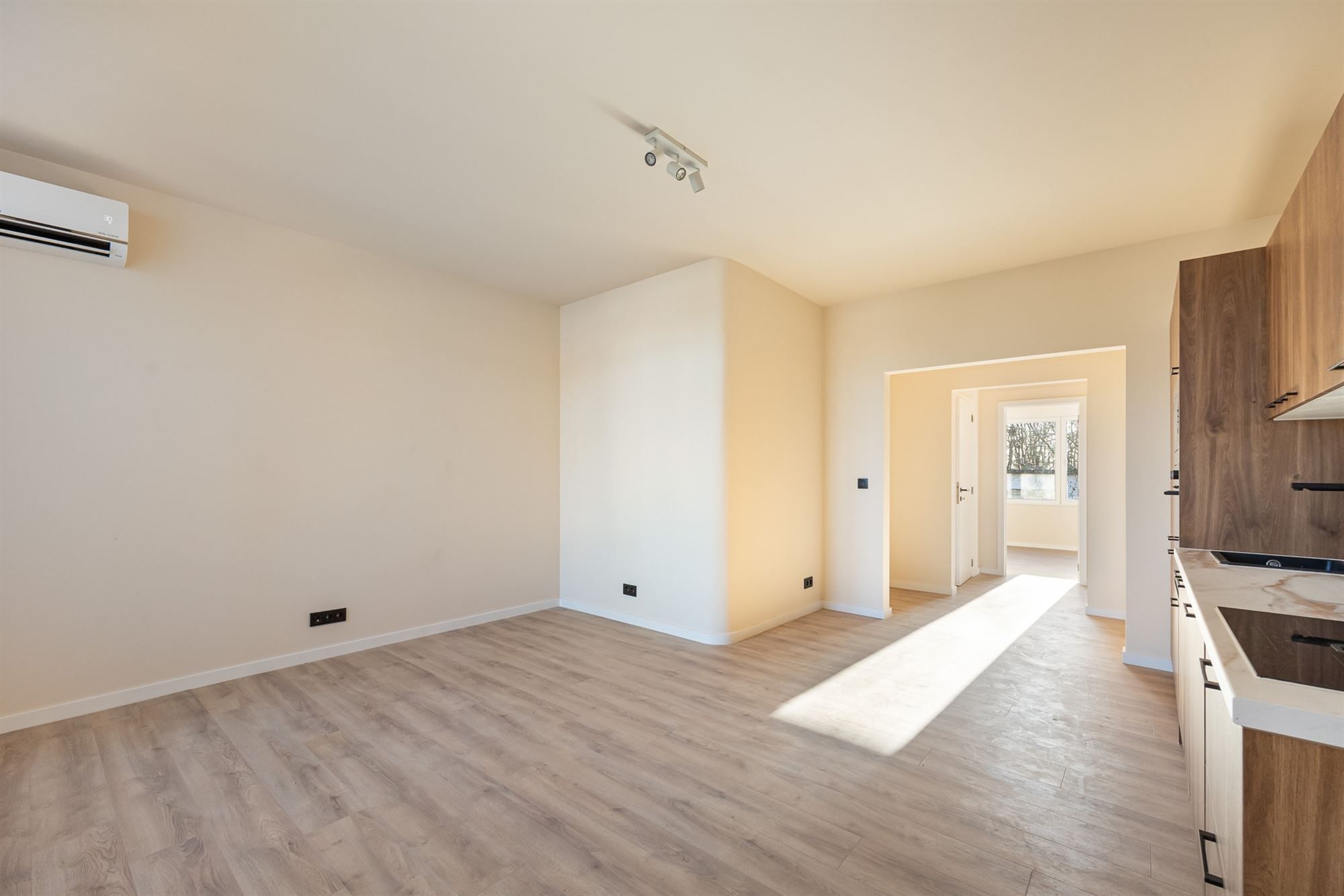 Gerenoveerd app. met 2 slaapkamers en terras foto 3