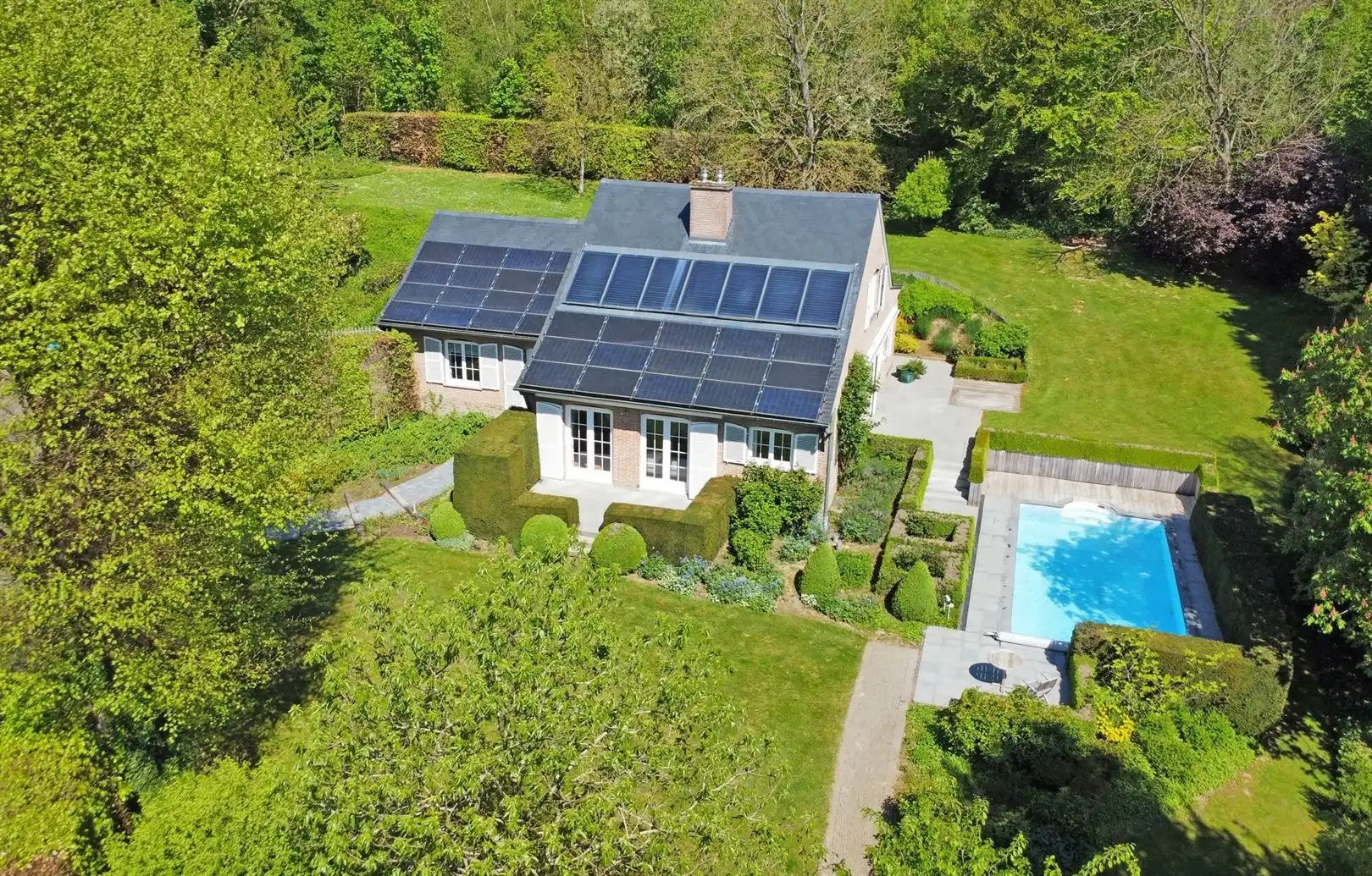 Tijdloze villa in het groen nabij de stad foto 28