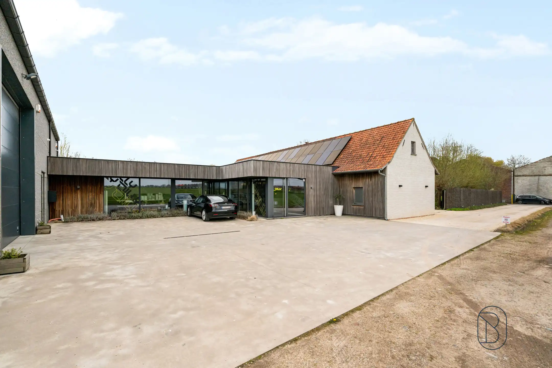 Unieke kans: prachtige woonst met zwembad + bedrijfsgebouw foto 4