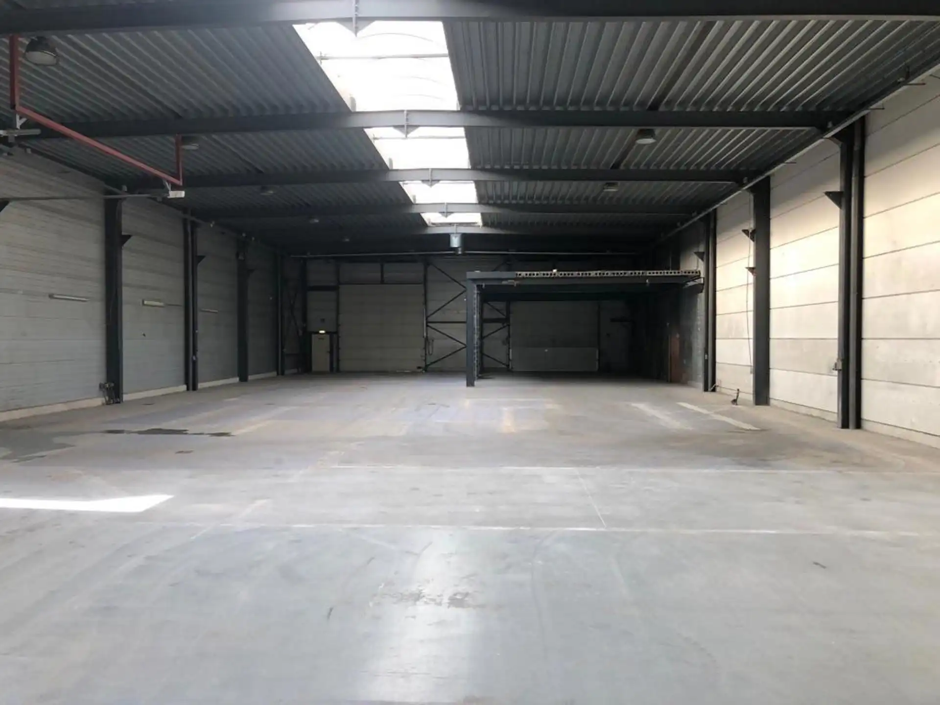 Magazijn met kantoor te Lint foto 8