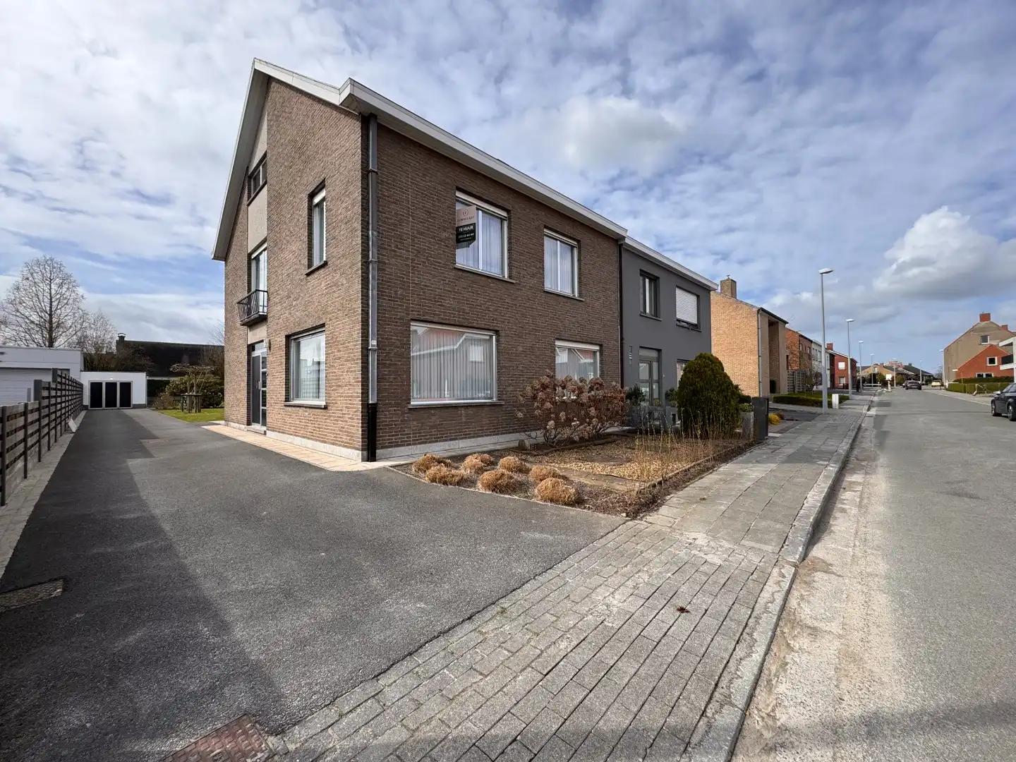 Ruime halfopen woning met 3 slaapkamers foto {{pictureIndex}}