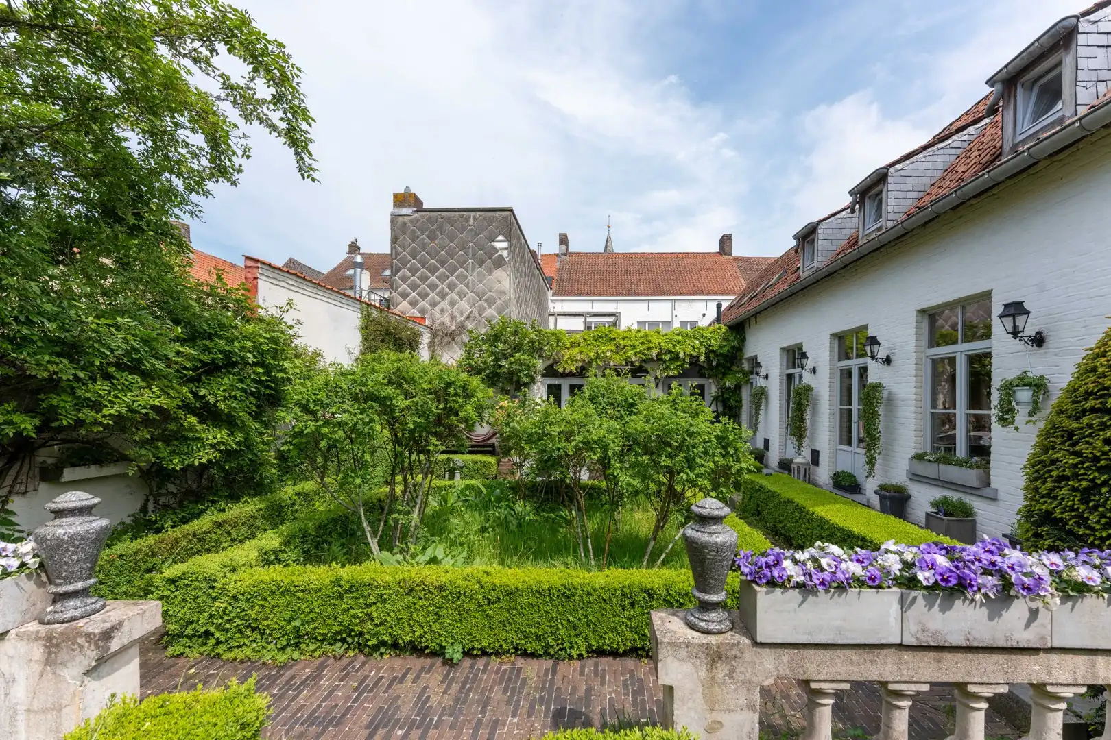 Charmant historisch handelspand met woonst en appartement op de Markt van Damme foto 22