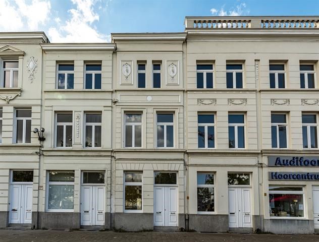 Volledig gerenoveerd huis aan het station van Berchem foto 20