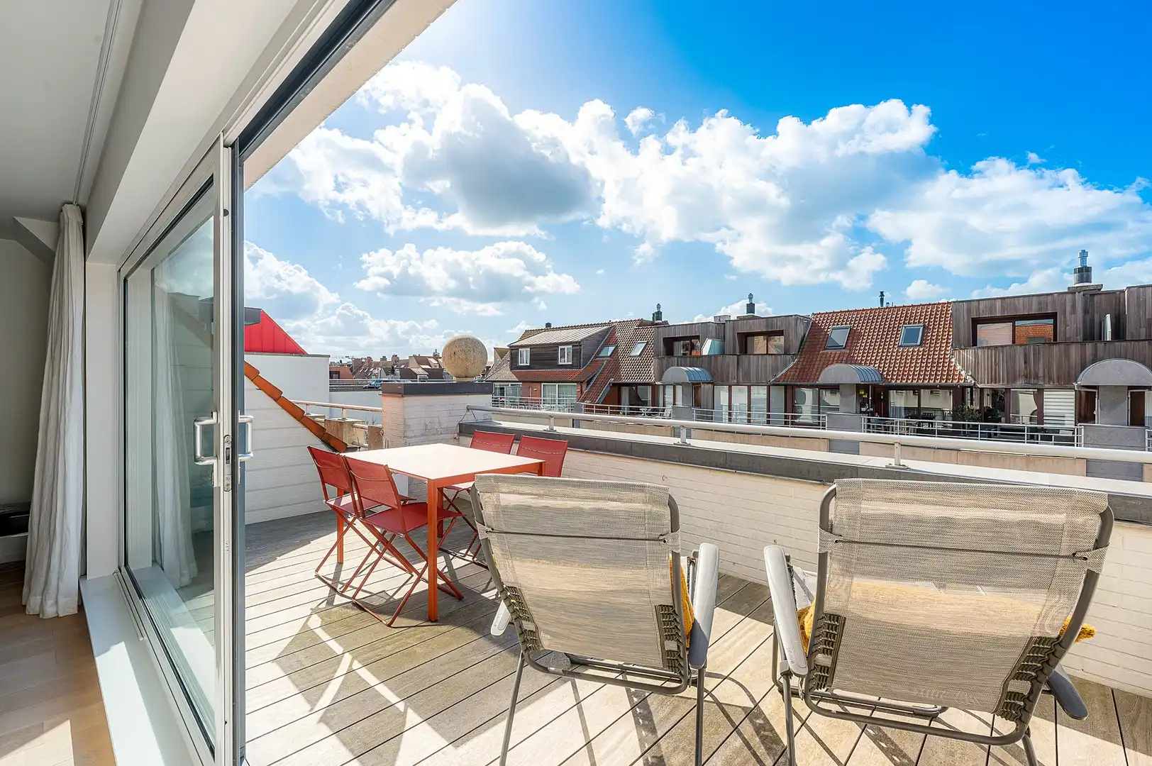 Instapklare duplex appartement met drie slaapkamers en een ruim zonneterras. foto 2