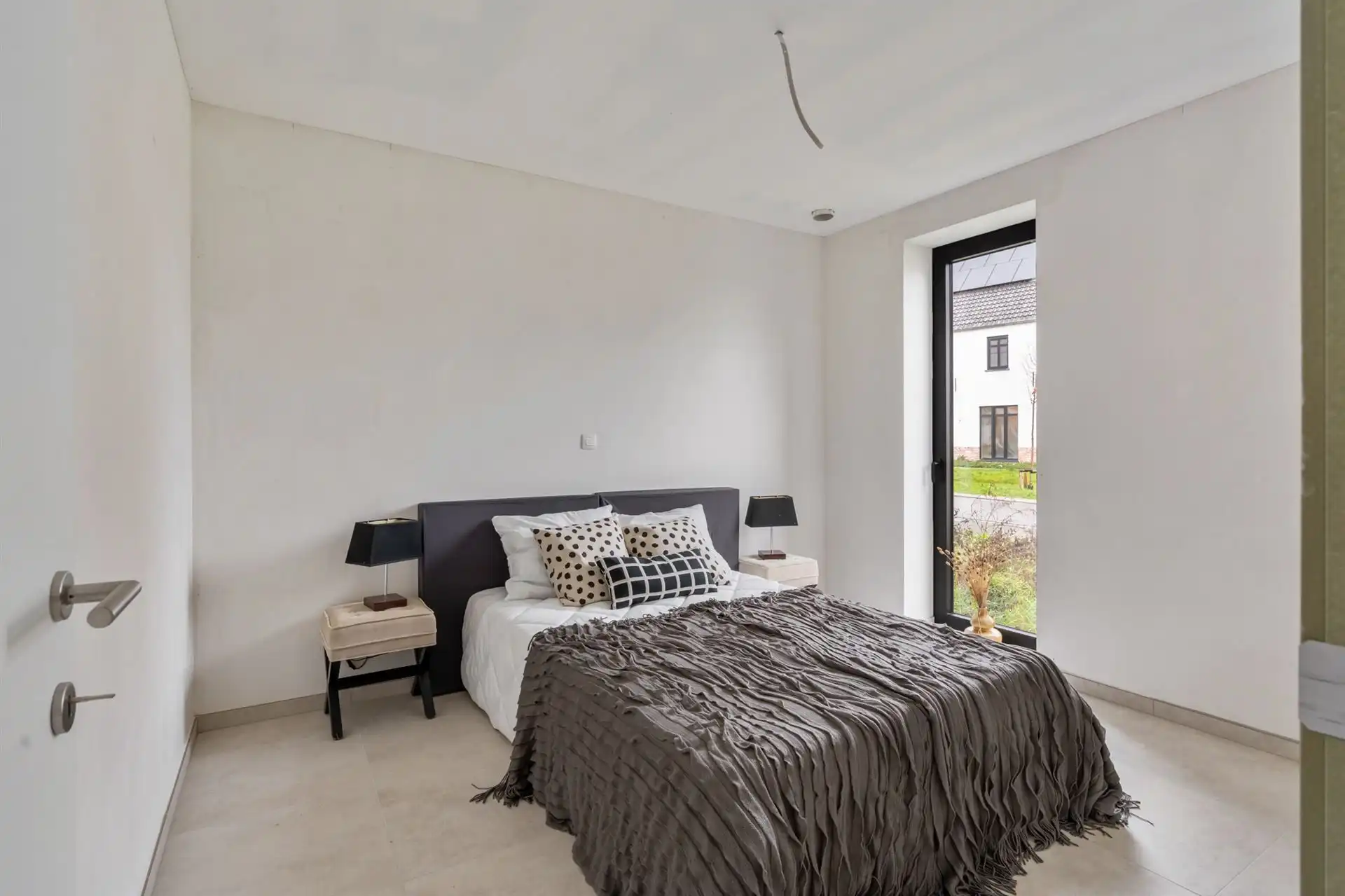 Gelijkvloerse woning met carport en tuin. foto 11