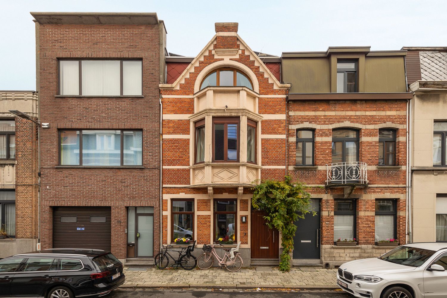 Gerenoveerde burgerwoning (4 slk/176m²), boordevol authentieke elementen, met aangename buitenruimte aan het Rivierenhof! foto 2