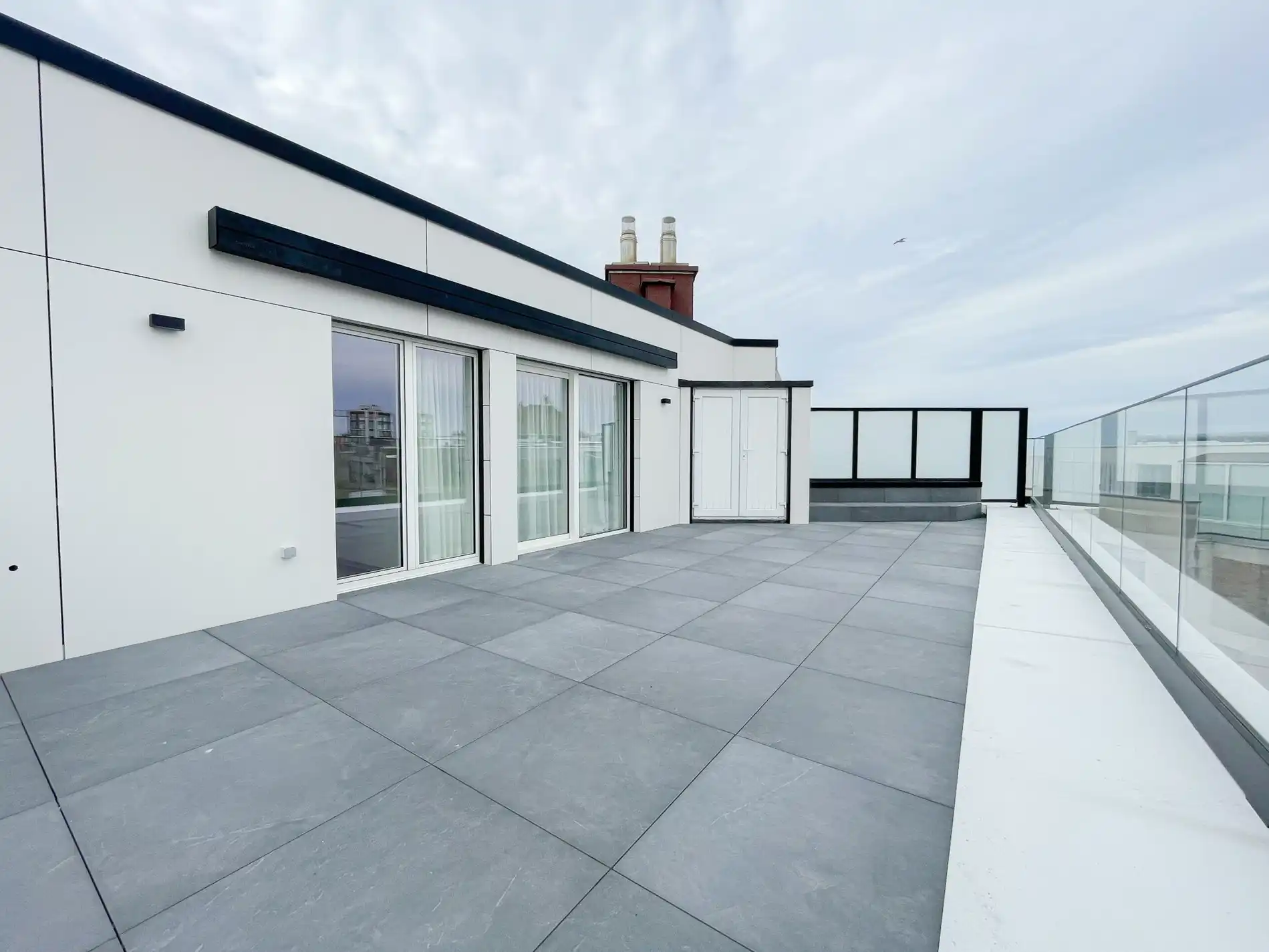 Volledig gerenoveerd dakappartement met een terras van ongeveer 45 m². foto 9