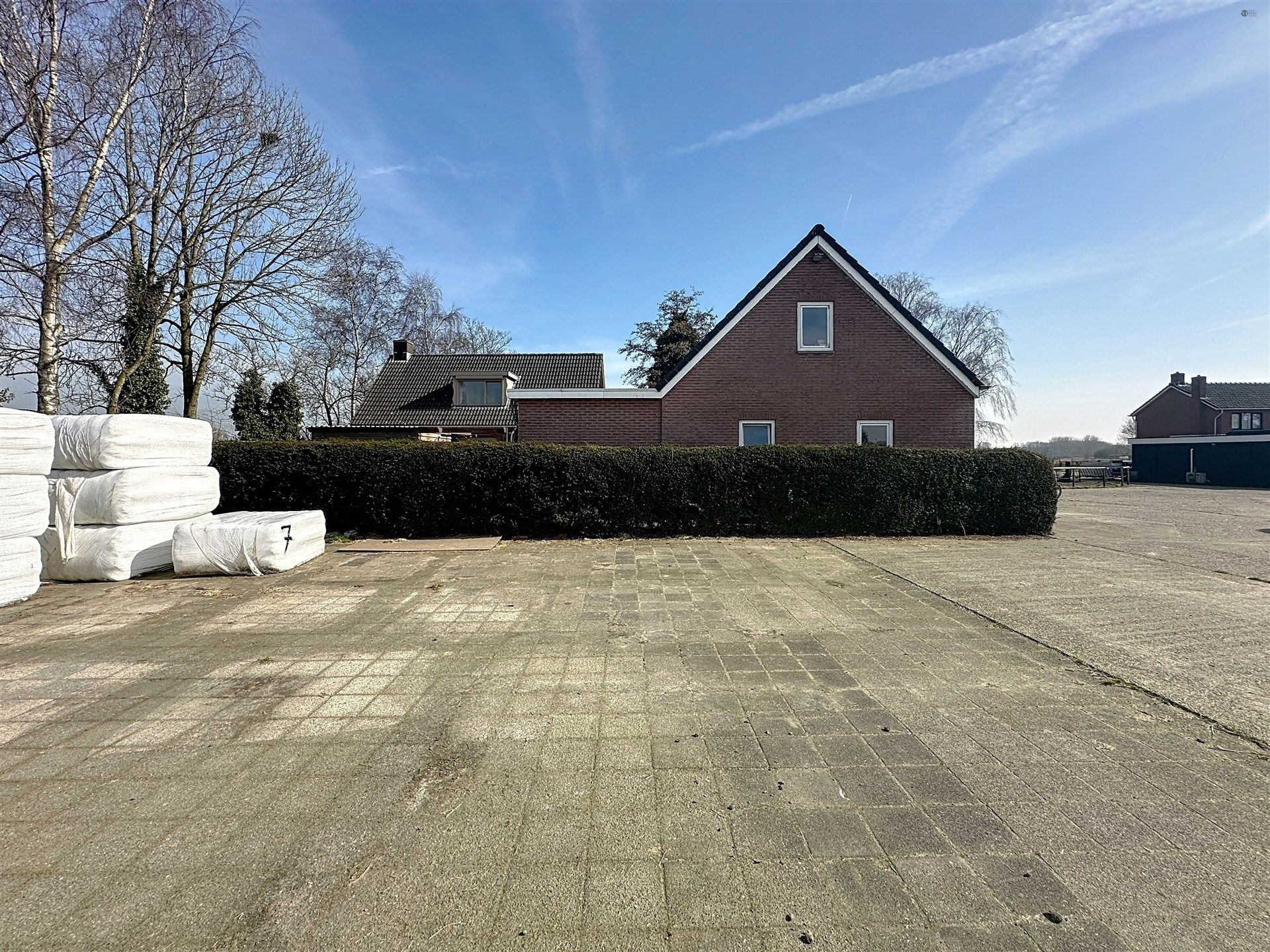 PRACHTIG GELEGEN HOEVE met bijgebouw, paardenstallen, binnenpiste en weiden op 18.385m² foto 52