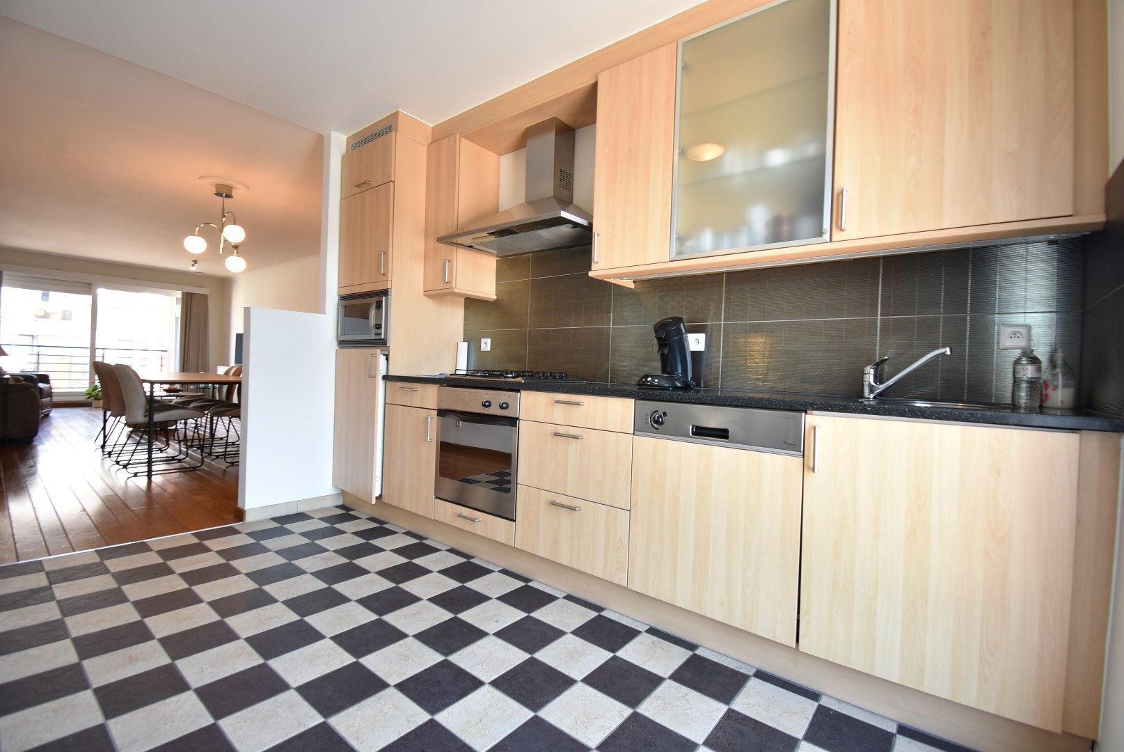 Degelijk 2-slaapkamer appartement met autostandplaats + in hartje Bilzen foto 12