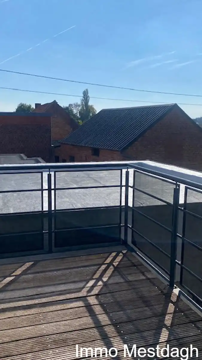 Prachtig gerenoveerd duplex appartement met terras in centrum Rummen foto 3