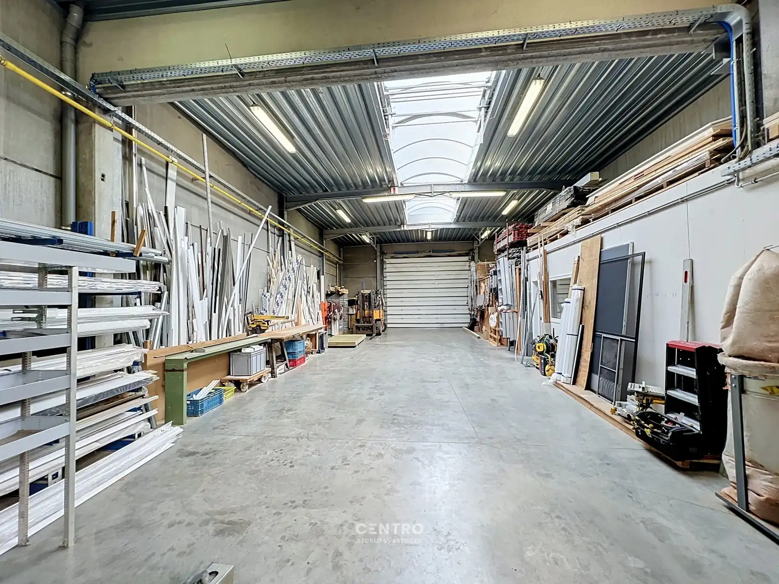 Veelzijdig bedrijfspand met ruim MAGAZIJN, TOONZAAL, KANTOREN EN COMFORTABELE WONING op 1.746 M²! foto 13