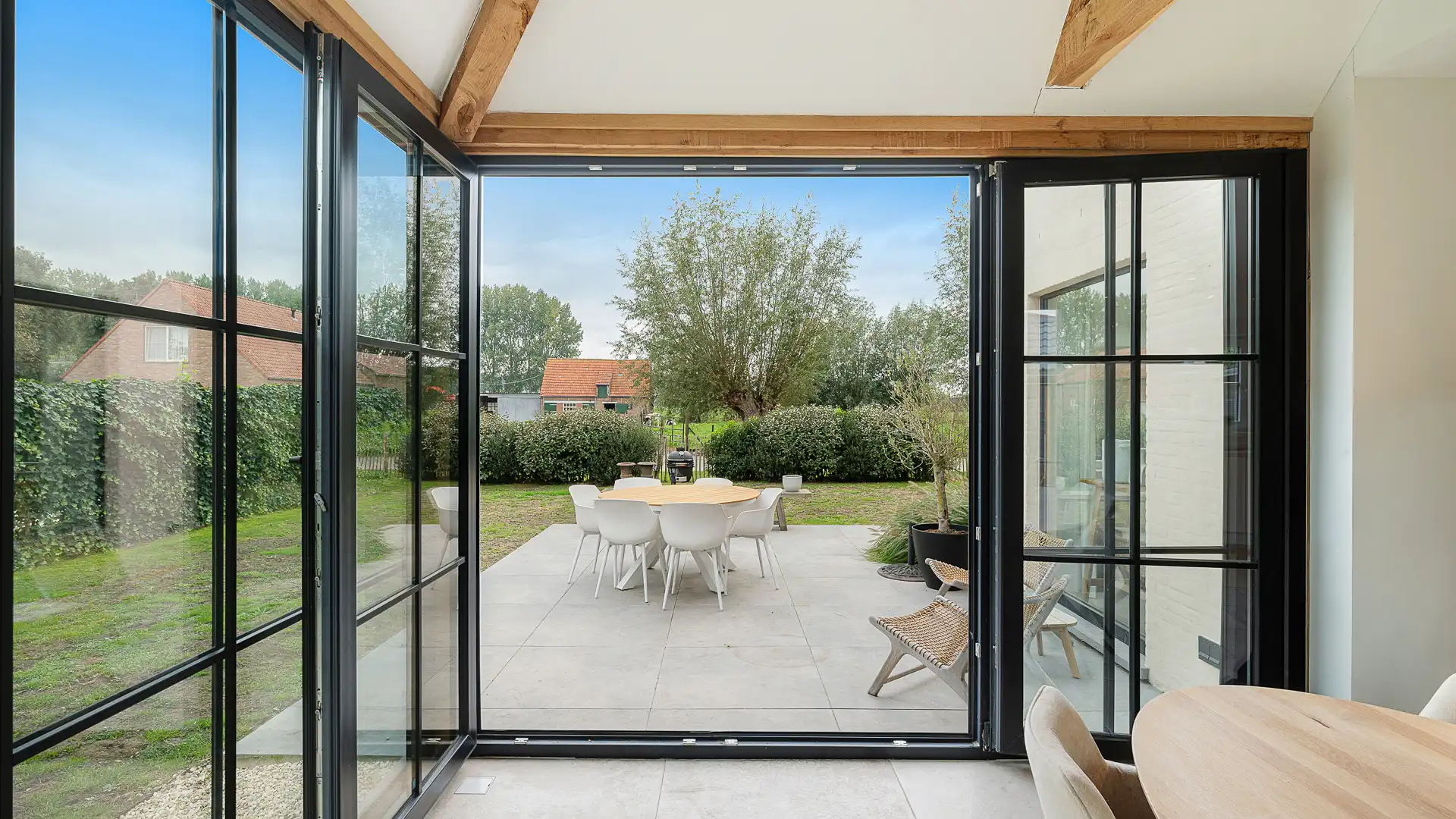 Recente, alleenstaande villa te Sluis, net over de grens met België foto 12