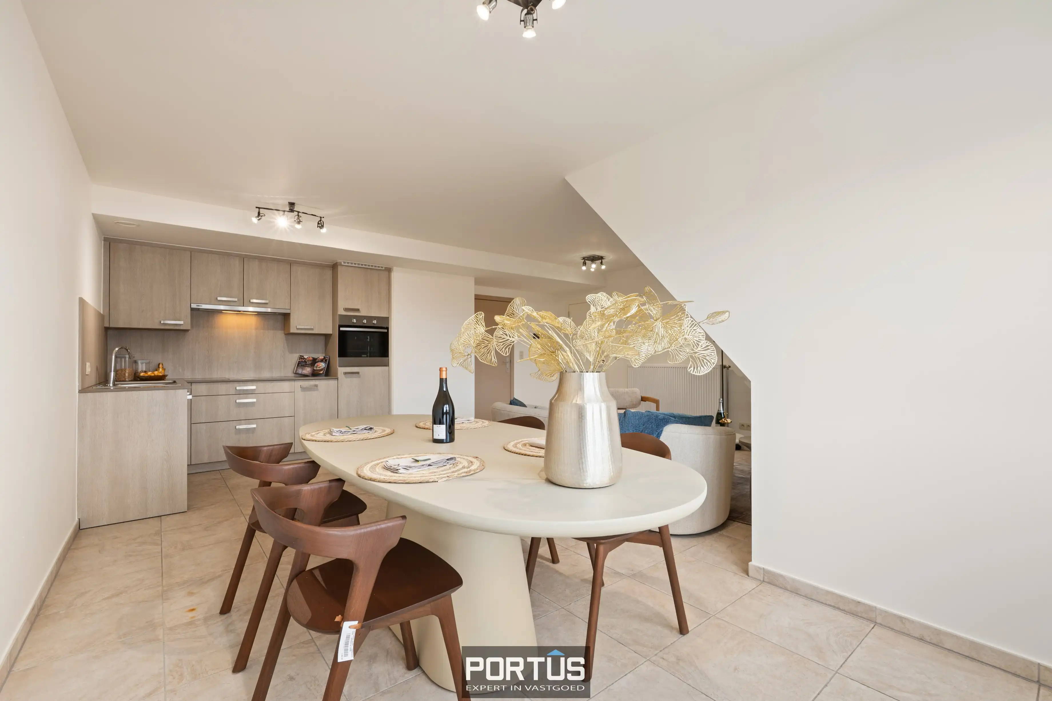 Instapklaar duplex appartement te koop te Nieuwpoort-Stad foto {{pictureIndex}}