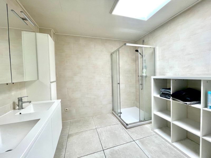 GERENOVEERD GELIJKVLOERS APPARTEMENT MET TWEE SLAAPKAMERS, TUIN EN GARAGE foto 7