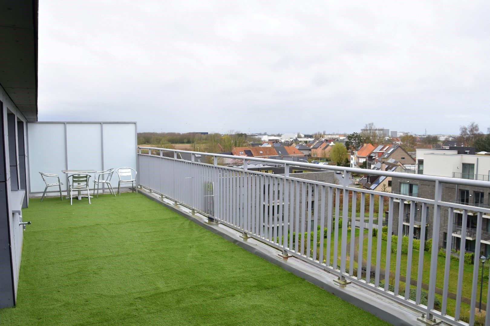Vernieuwde penthouse met 2 slaapkamers te koop in hartje Gullegem foto 12