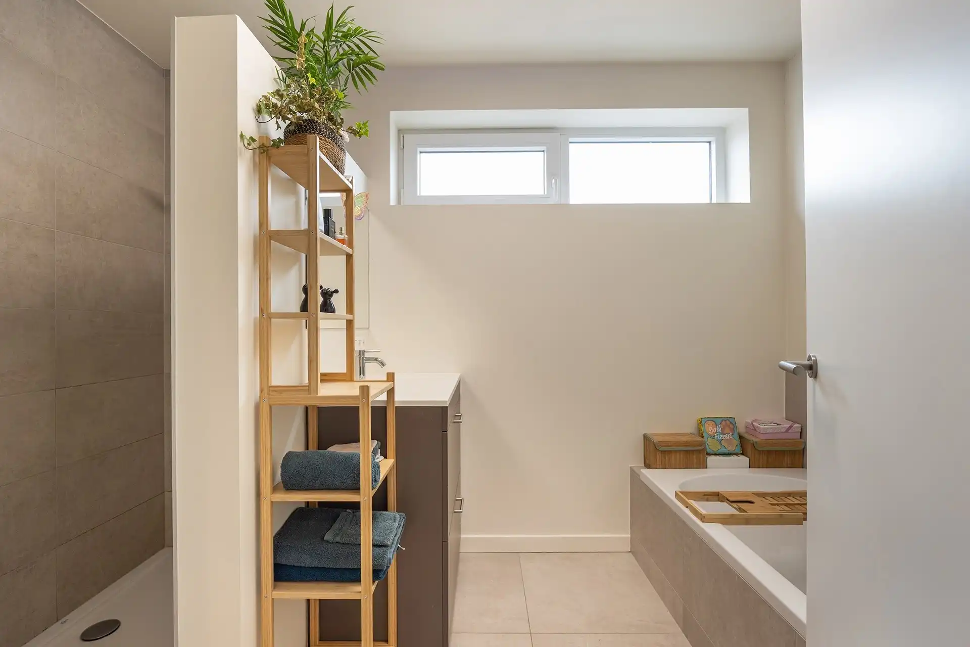 Recent triplexappartement met 2 slaapkamers en carport foto 11