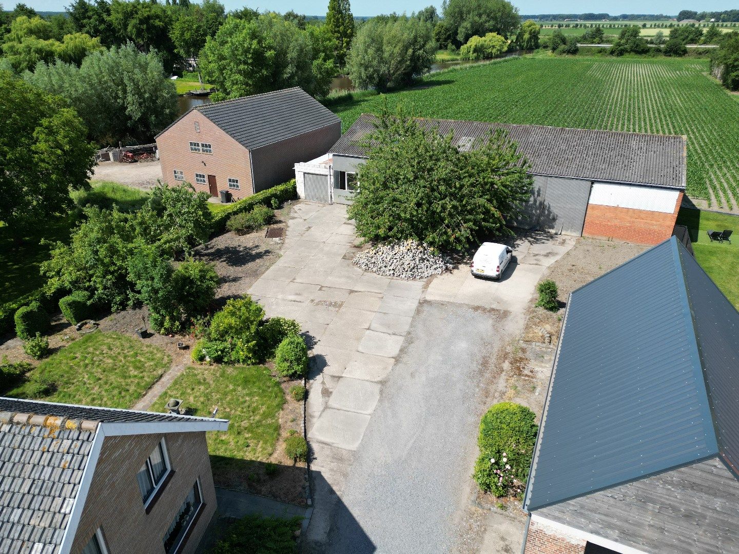 Landelijk wonen met grote schuren foto 2