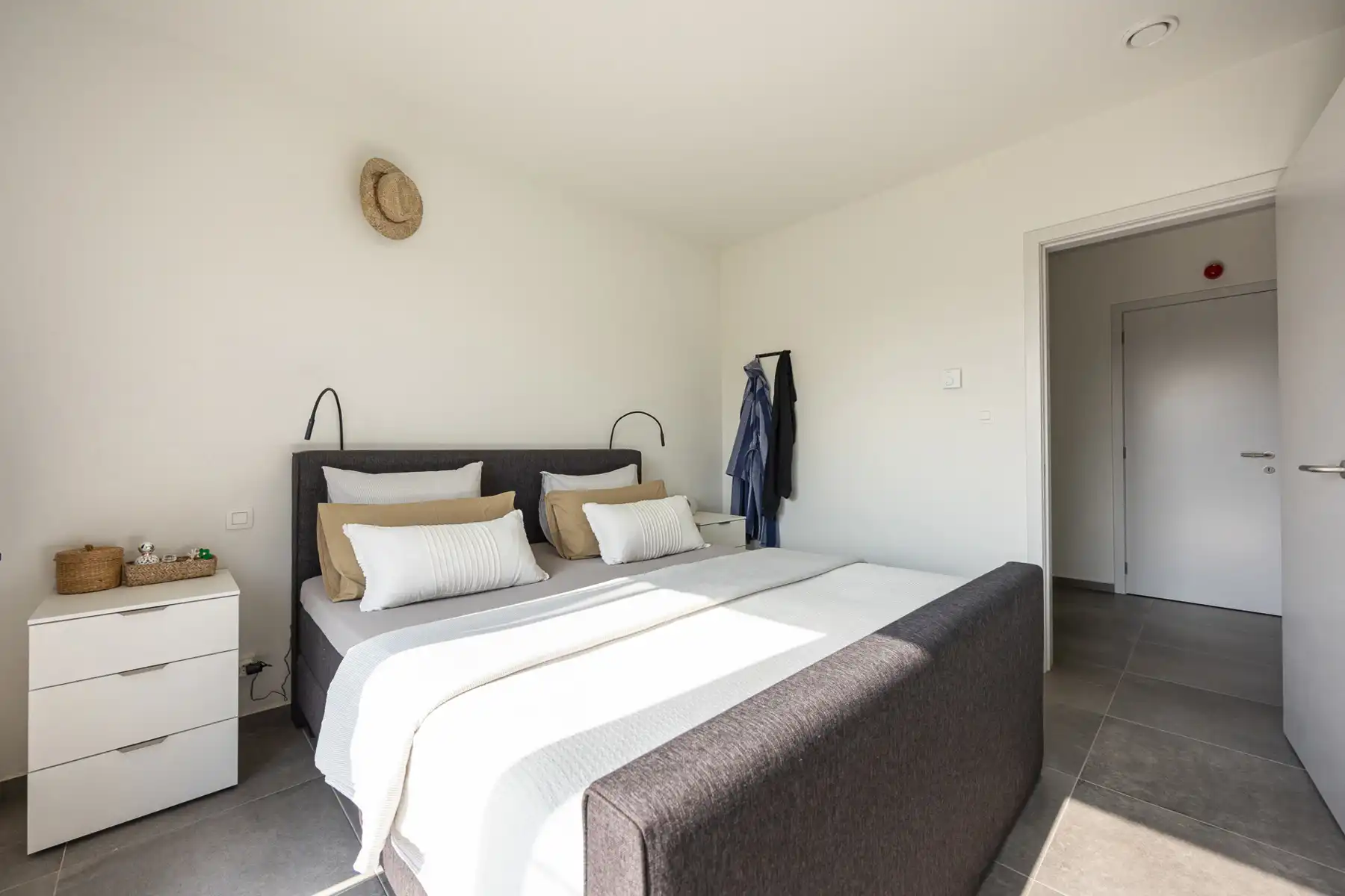 Ruim gelijkvloers appartement met 2 slaapkamers, terras en 3 autostaanplaatsen in residentie Moleneynde. foto 14