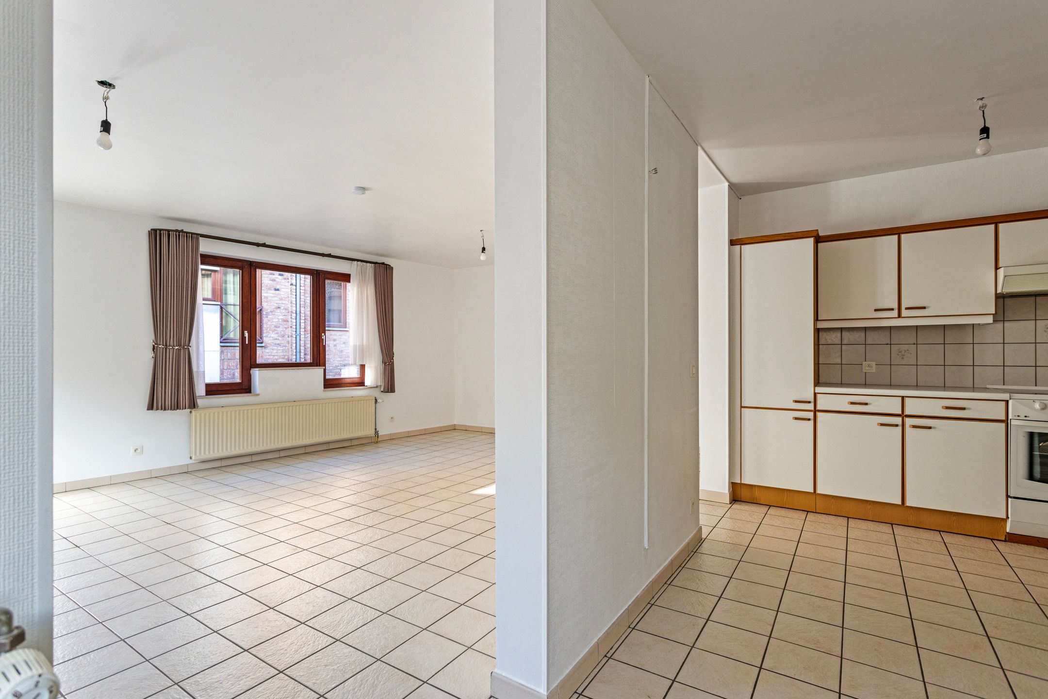 Ruim appartement met twee privatieve autostaanplaatsen foto {{pictureIndex}}