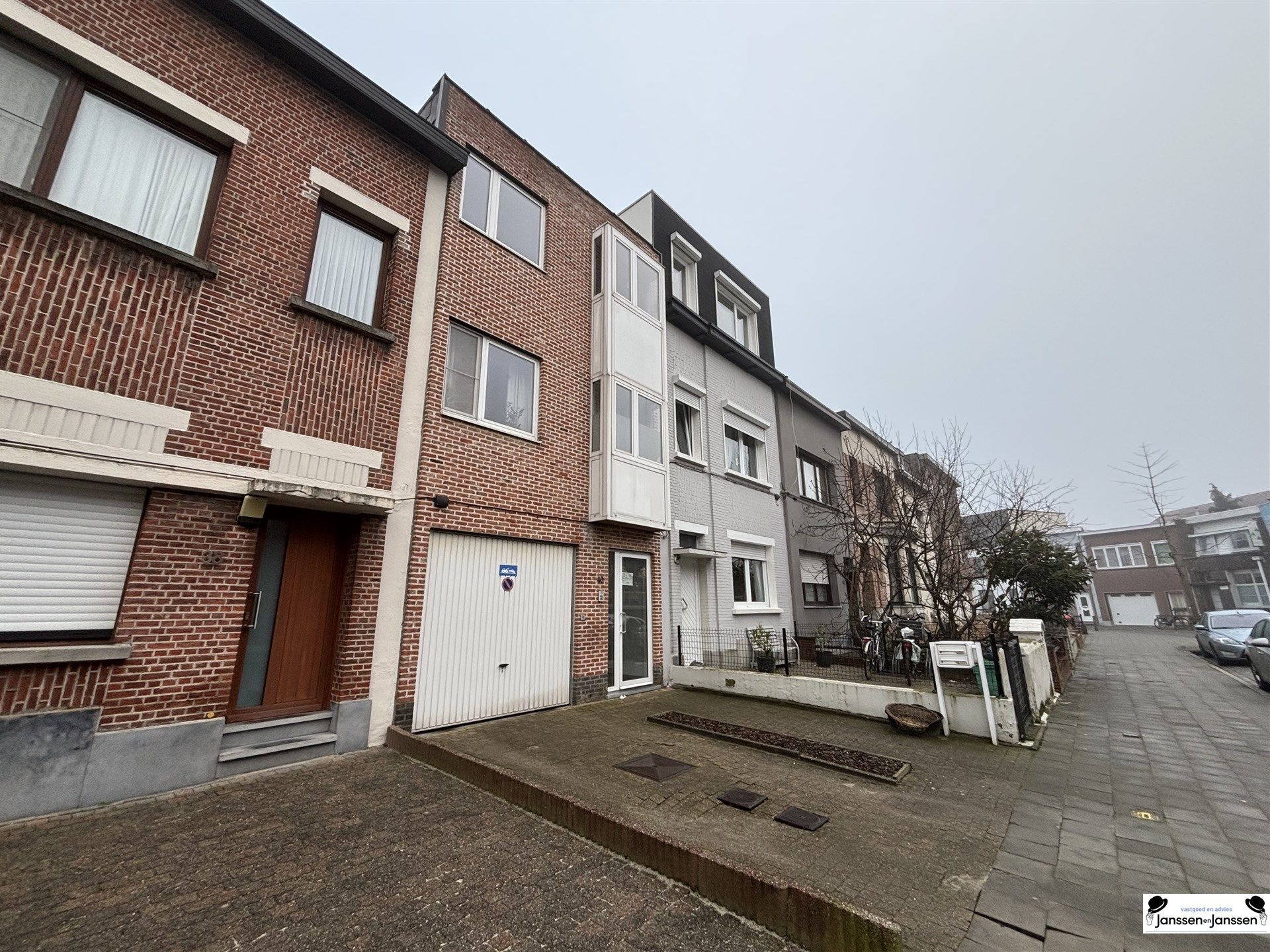 Ruim Magazijn van 332 m² met 13 overdekte parkeerplaatsen foto 12