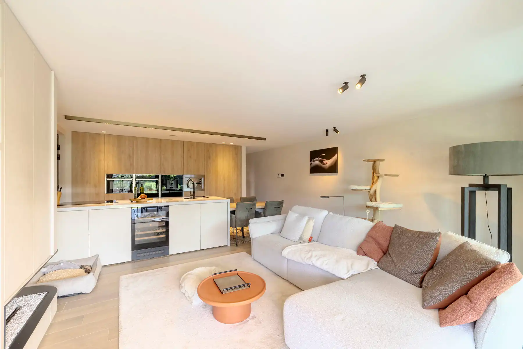 Instapklaar gelijkvloers appartement met carport, berging, luxe afwerking en aangelegde tuin foto 5