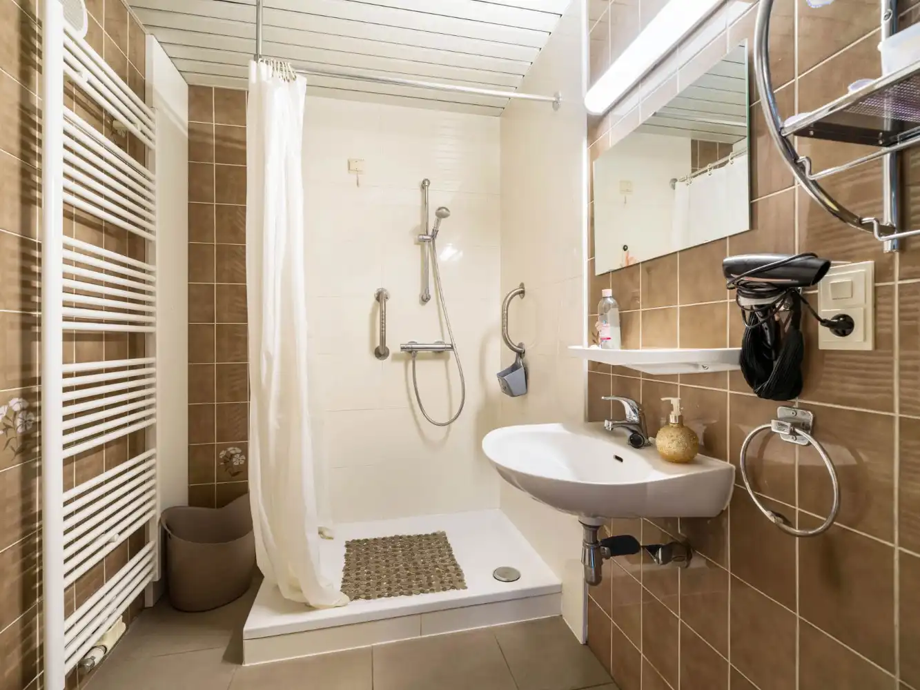 Nette serviceflat op 1e verd. met terras foto 5