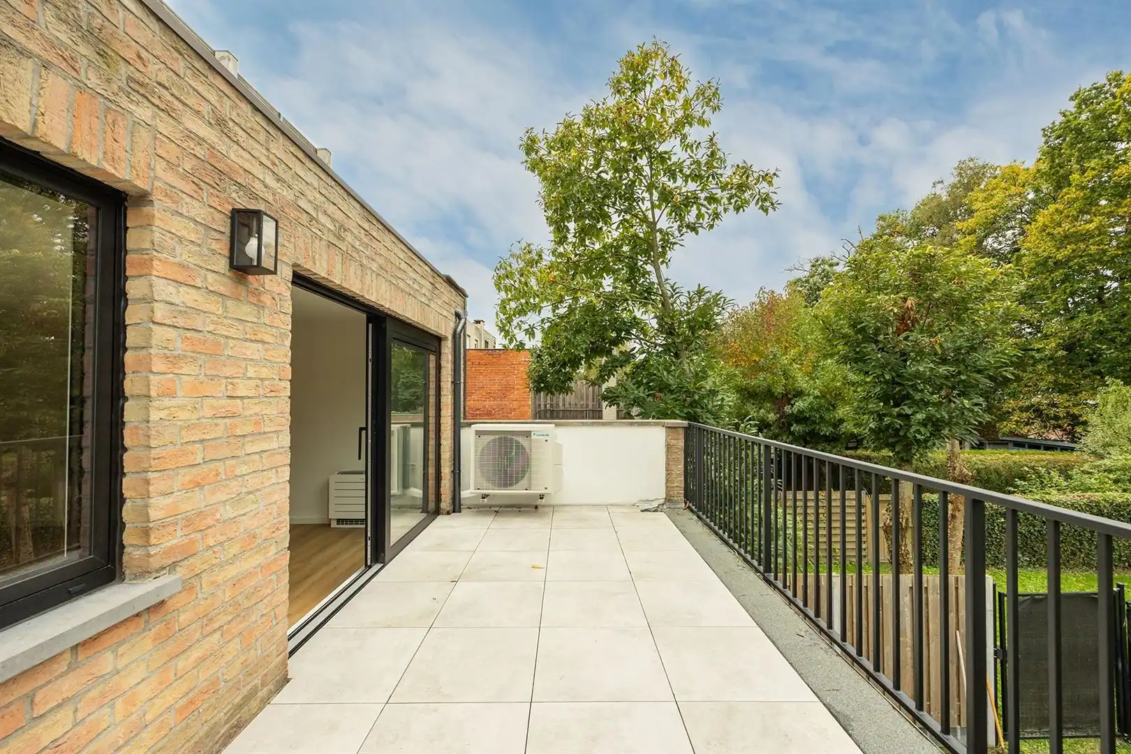 Gloednieuw gerenoveerd 2-slaapkamerappartement met groot terras foto 7