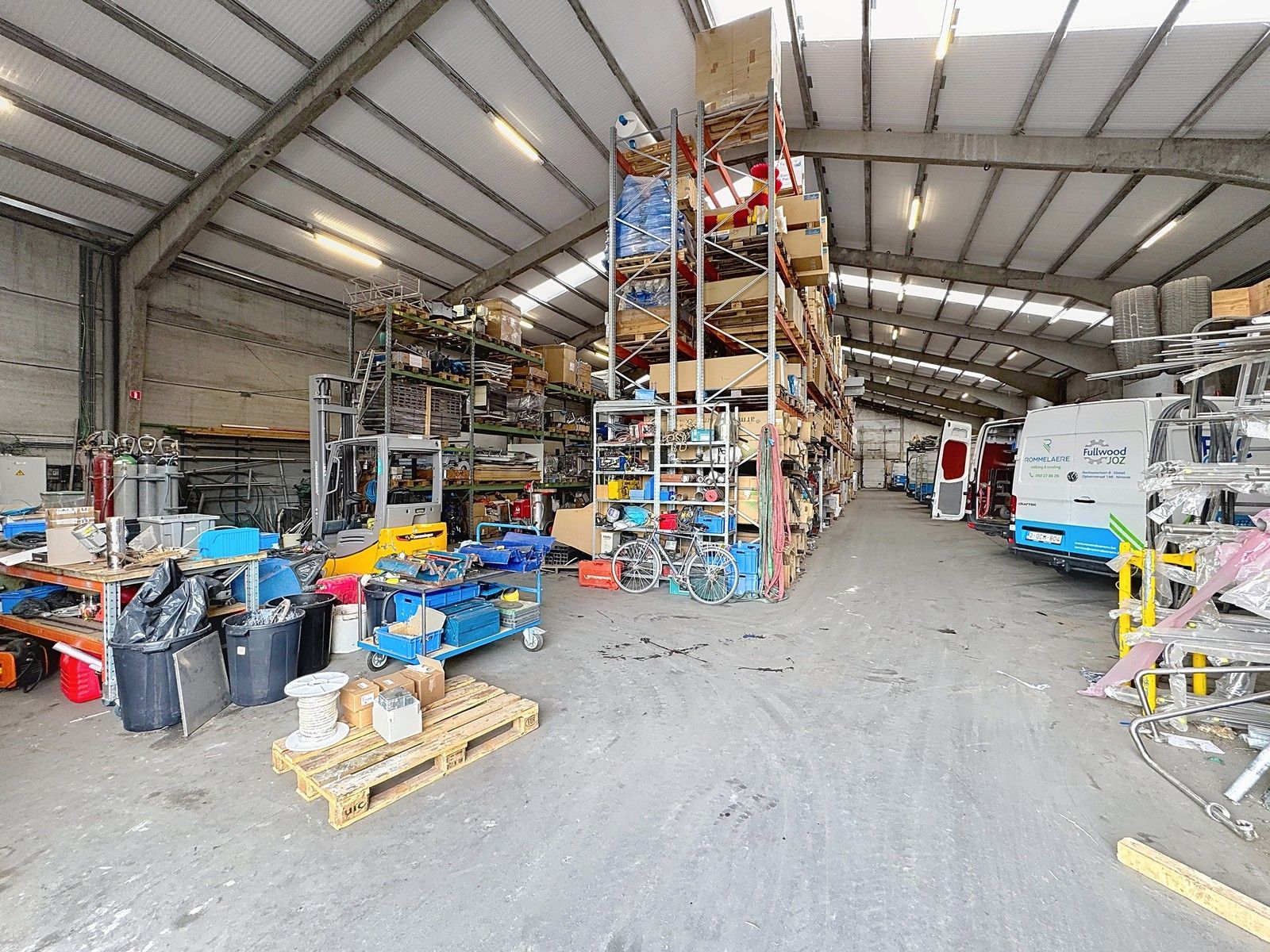 Instapklaar MAGAZIJN (1.250m²), voorzien van 3 elektrische sectionaalpoort, smeerput en verhard terrein (voor- en achterkant) op industriezone te Gistel. foto 3