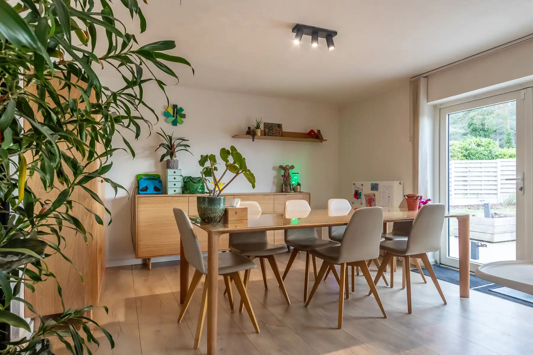 Ruime, gerenoveerde gezinswoning met 3 slaap- en 2 badkamers foto 13