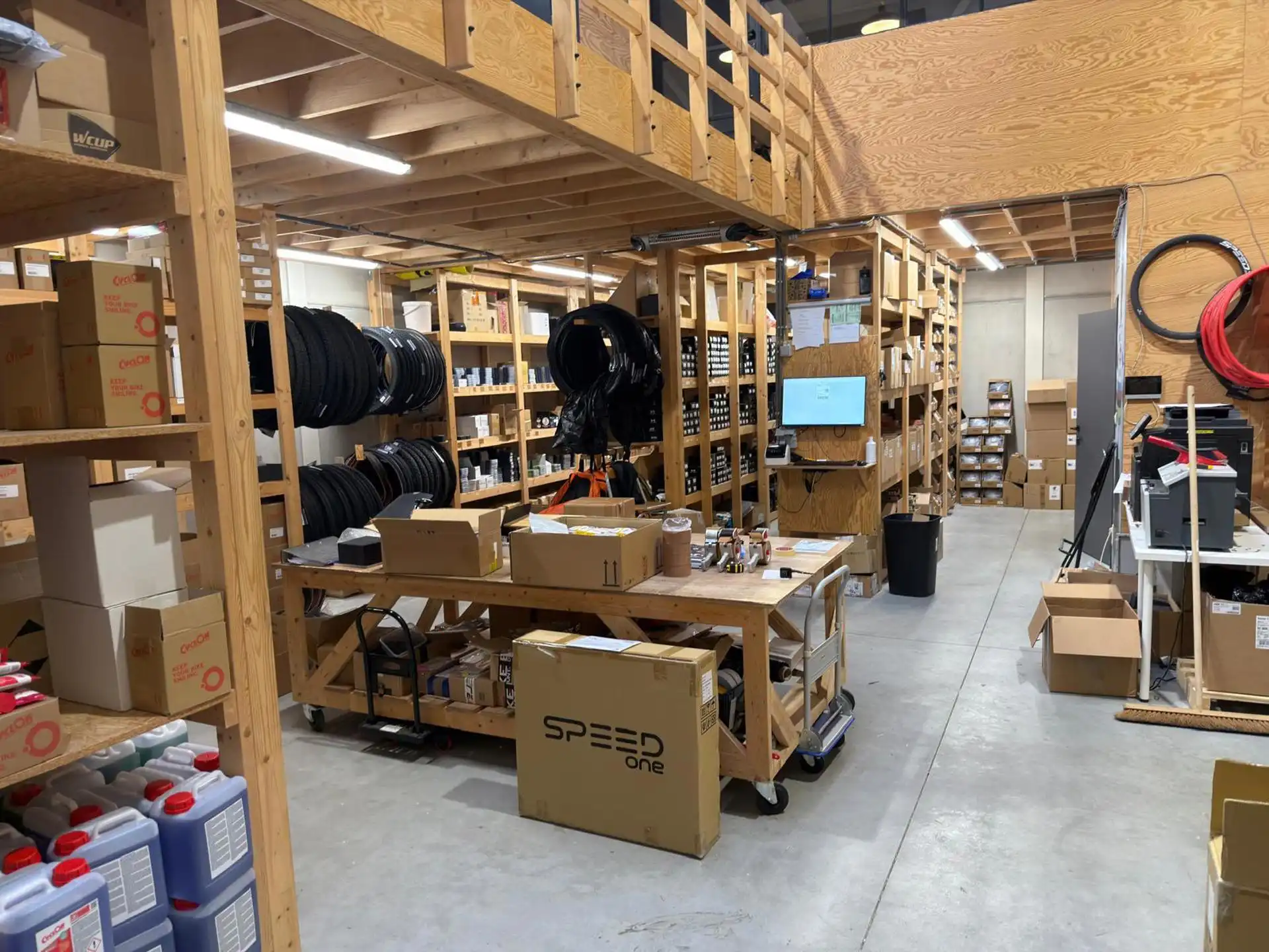 KMO-Unit te huur in Genk van 195m² + kantoren-sanitair-airco foto 13