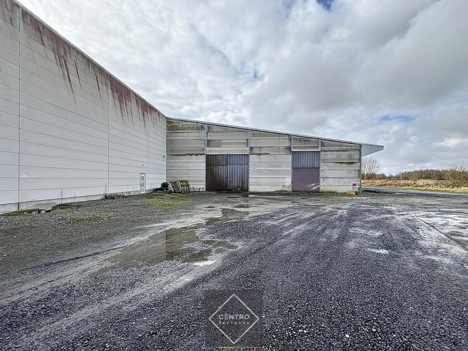Instapklaar BEDRIJFSGEBOUW bestaande uit een geïsoleerd MAGAZIJN (± 2.935m²) met KANTOORGEBOUW (± 305m²). Ruim verhard buitenterrein én 2 rolbruggen. Op industriezone te Houthulst. foto 5