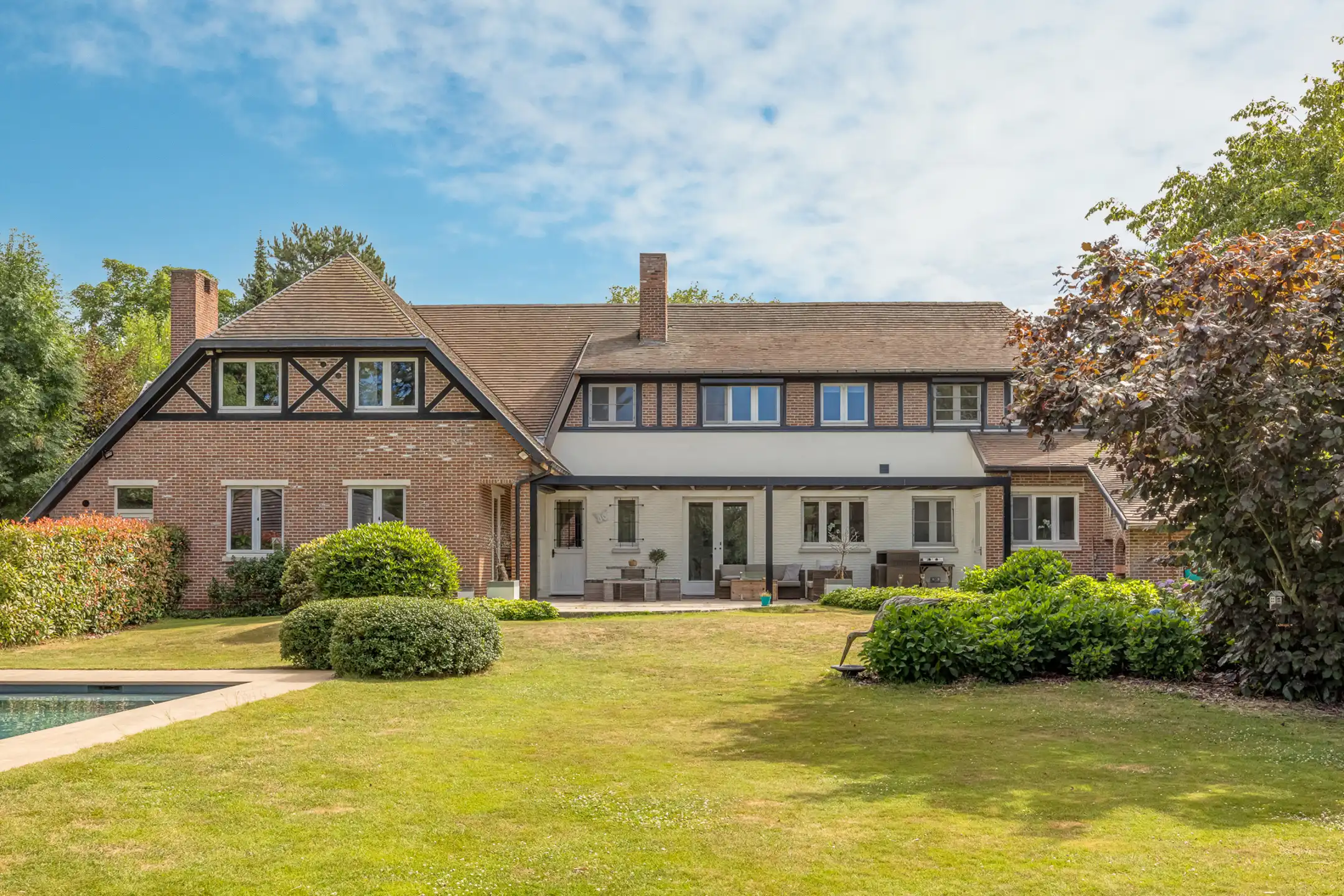 KONTICH - Exclusieve Tudor-villa met zwembad op prachtig perceel  foto {{pictureIndex}}