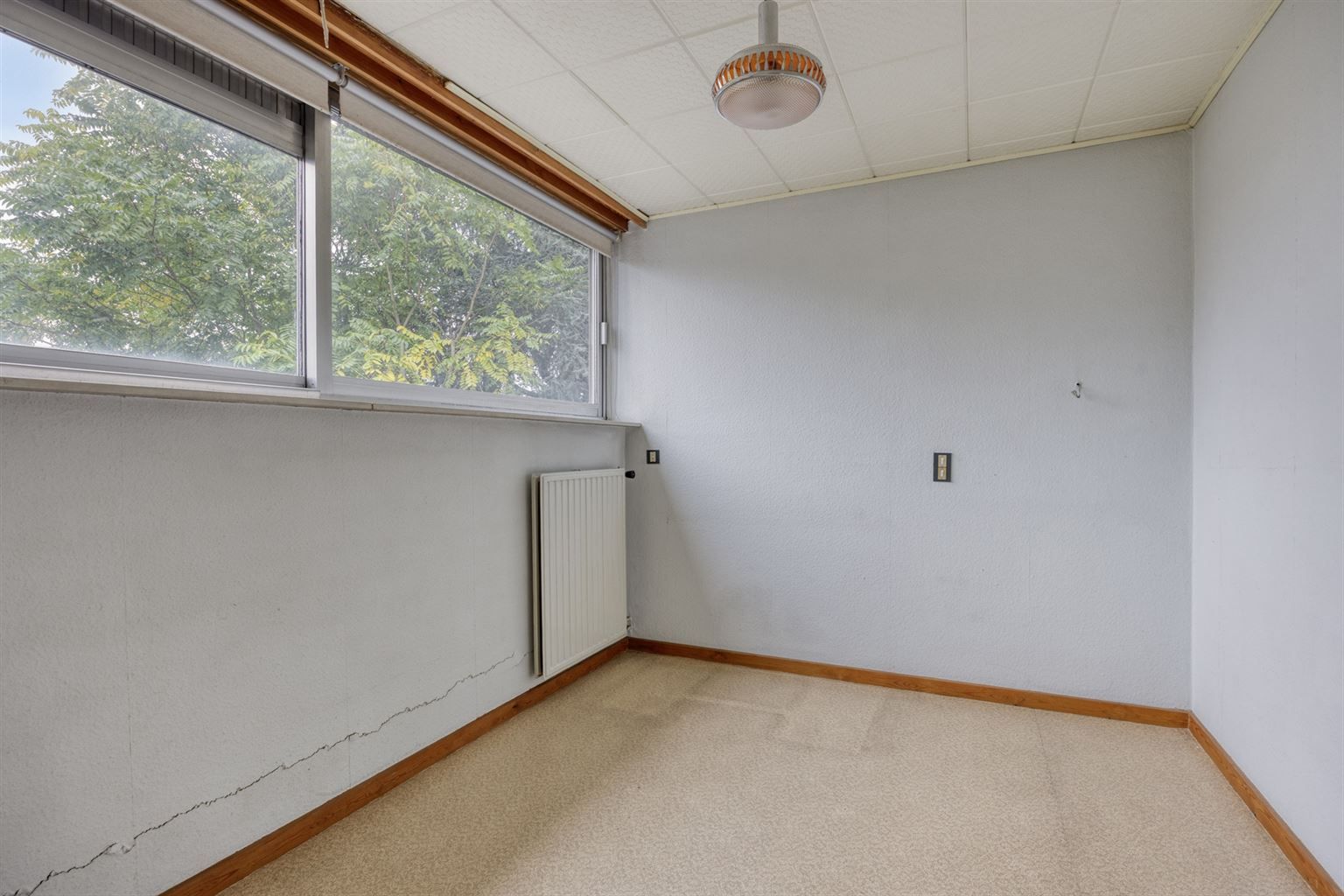 Vrijstaande woning in 70s stijl op een uniek perceel van 15a93ca met 5 slaapkamers, inpandige garage en riante tuin, gelegen op een rustige toplocatie nabij het centrum van Maaseik. foto 31