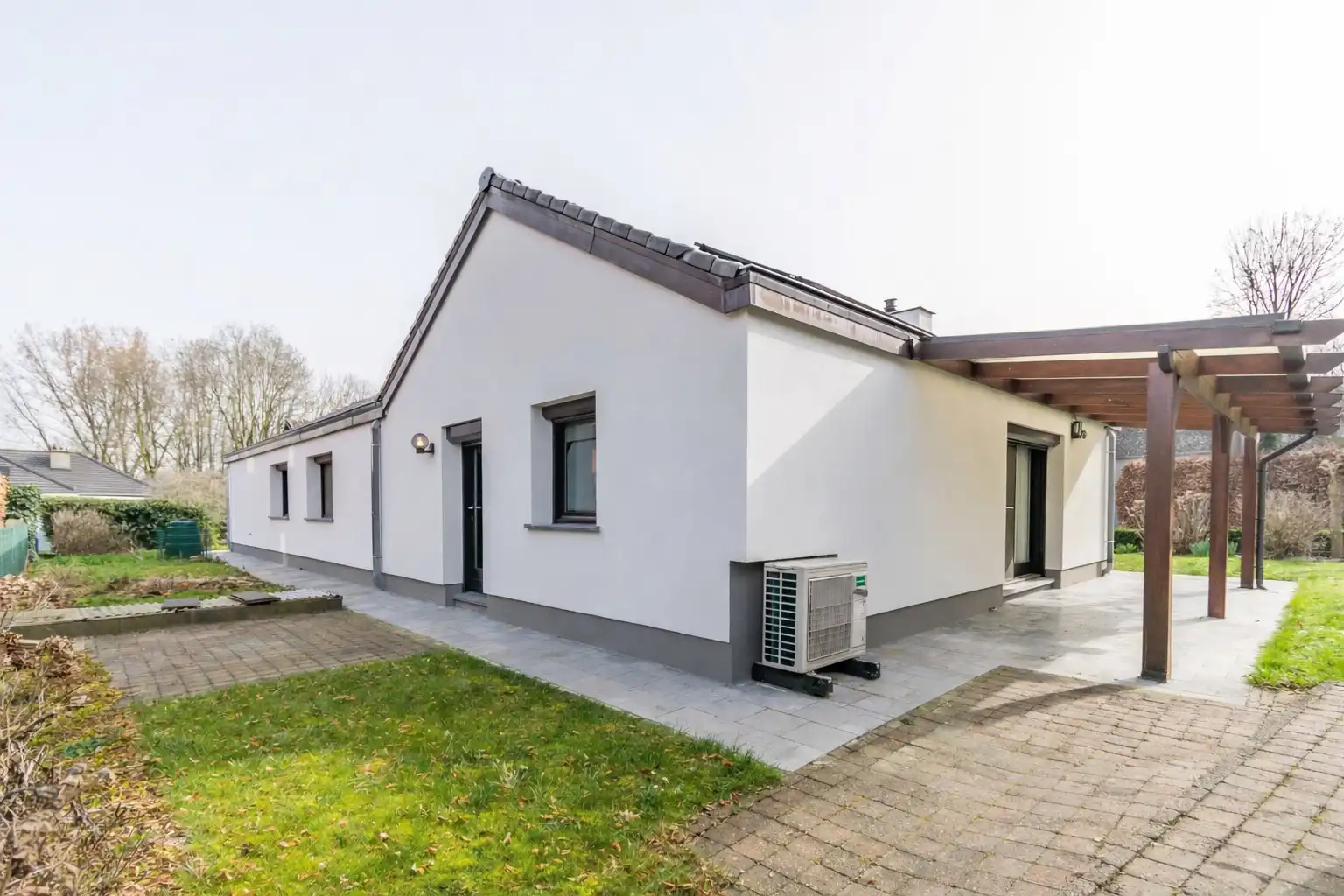 CHARMANTE BUNGALOW MET 2 SLPK OP TOPLOCATIE ! foto 10