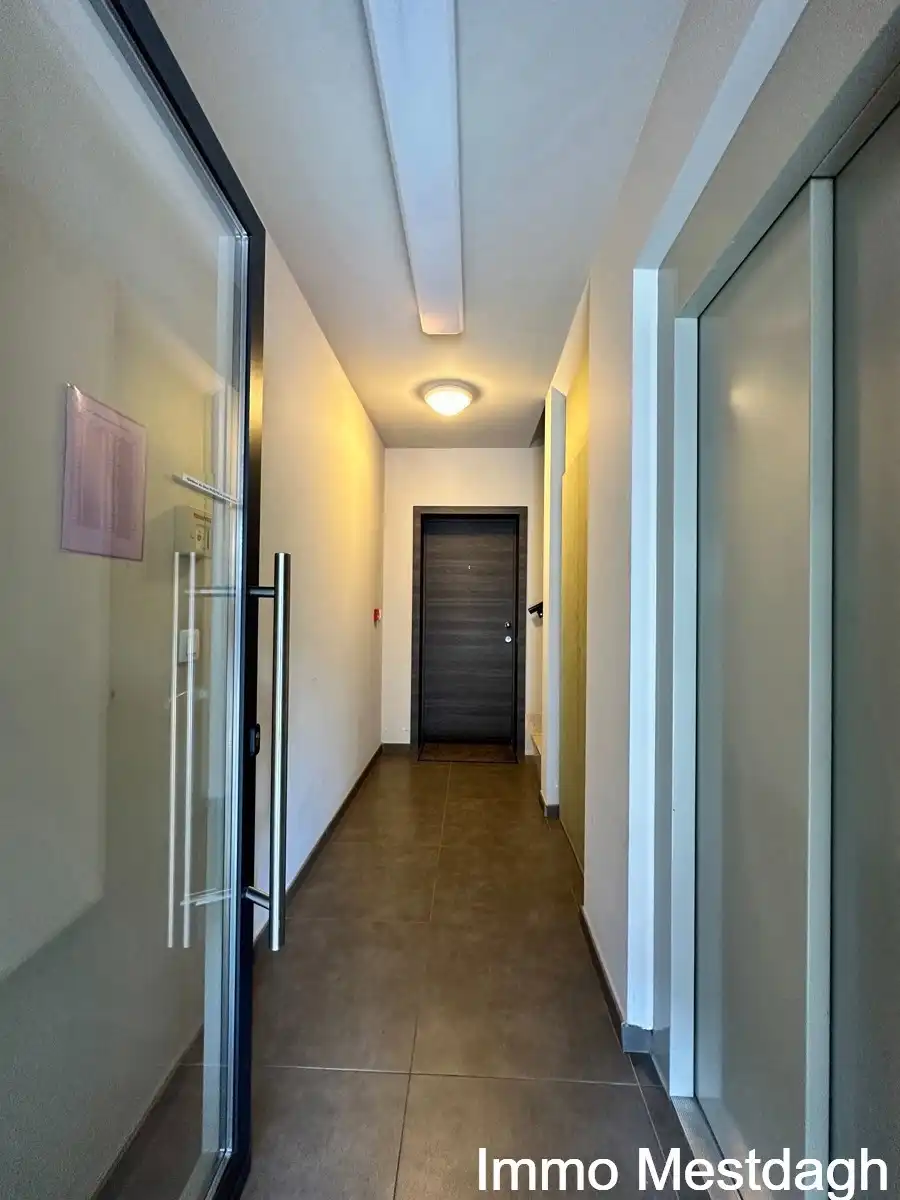 Ruim gelijkvloers appartement met tuin en autostaanplaats. foto 4