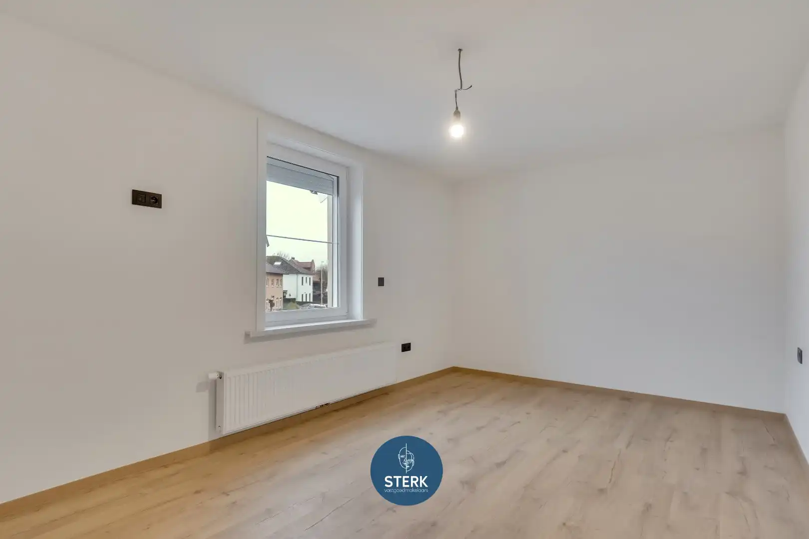 MODERN GERENOVEERDE GEZINSWONING MET 5 SLPKS + 2 BADKAMERS TE LANAKEN !  foto 17